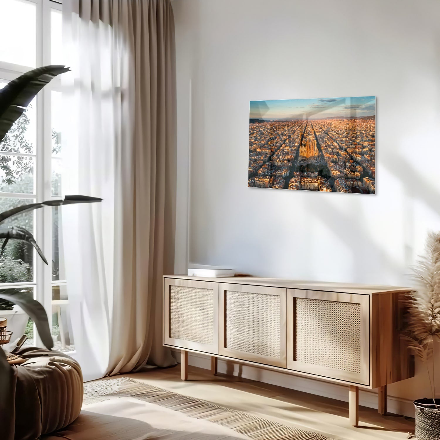 Glazen schilderij met uitzicht op een stad onder de zonsondergang