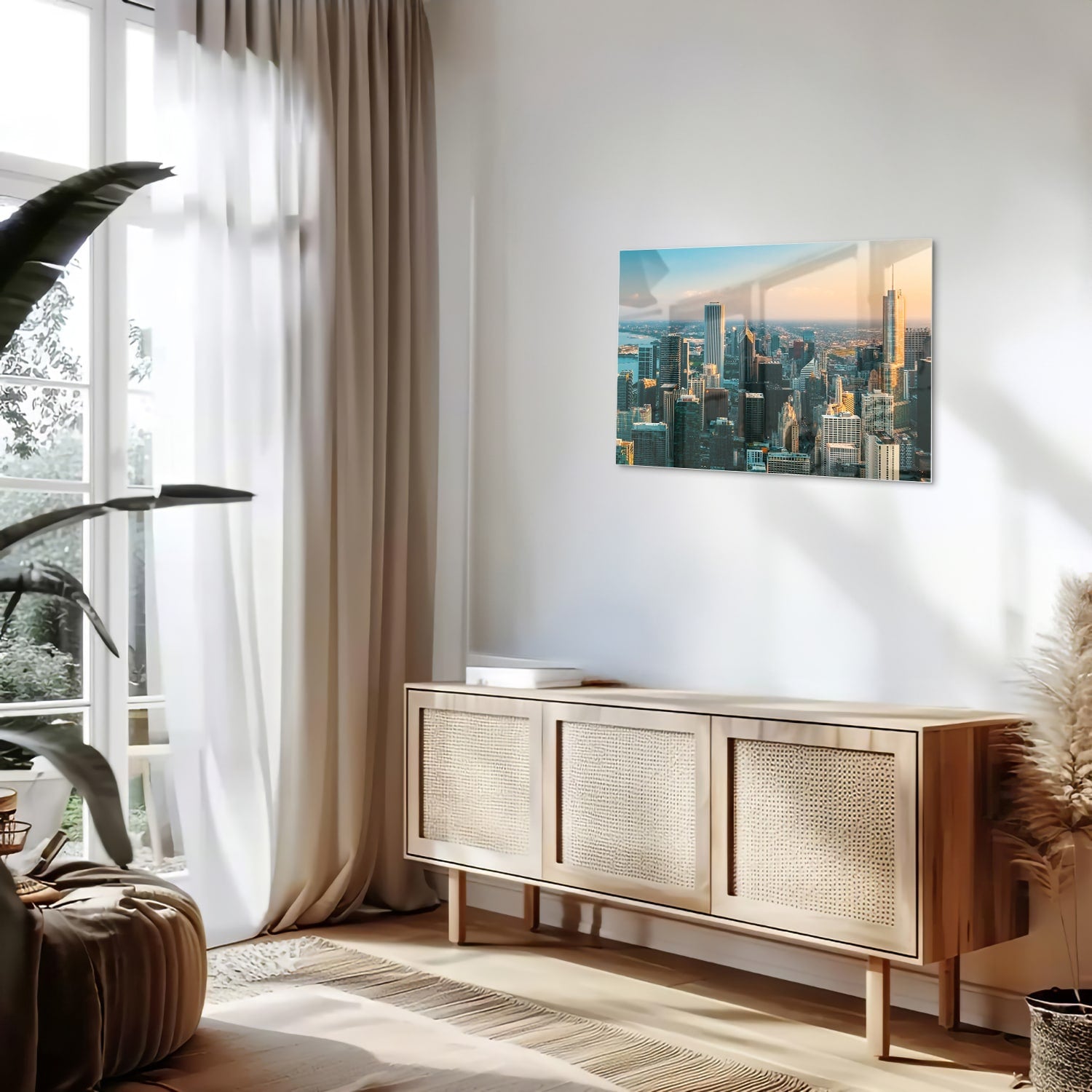 Glazen schilderij met uitzicht op een stad skyline onder een zonsondergang