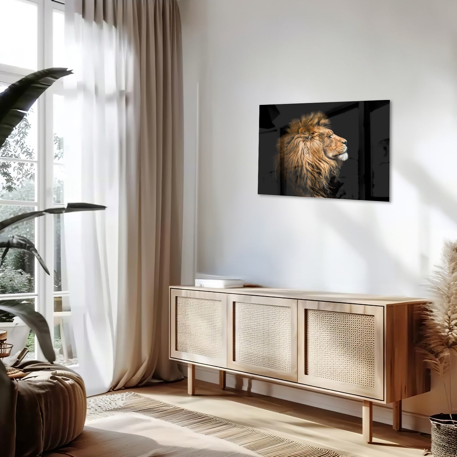 Glazen schilderij van een leeuw met rijke, gouden manen tegen een zwarte achtergrond.