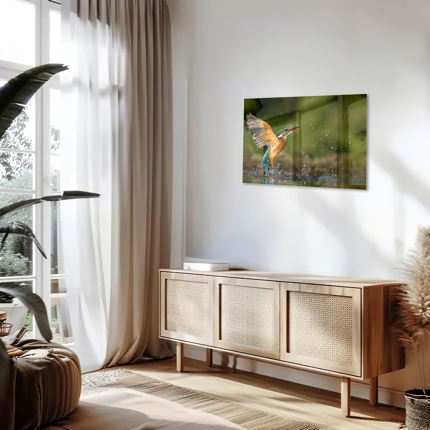 Glazen schilderij van een ijsvogel die in het water duikt