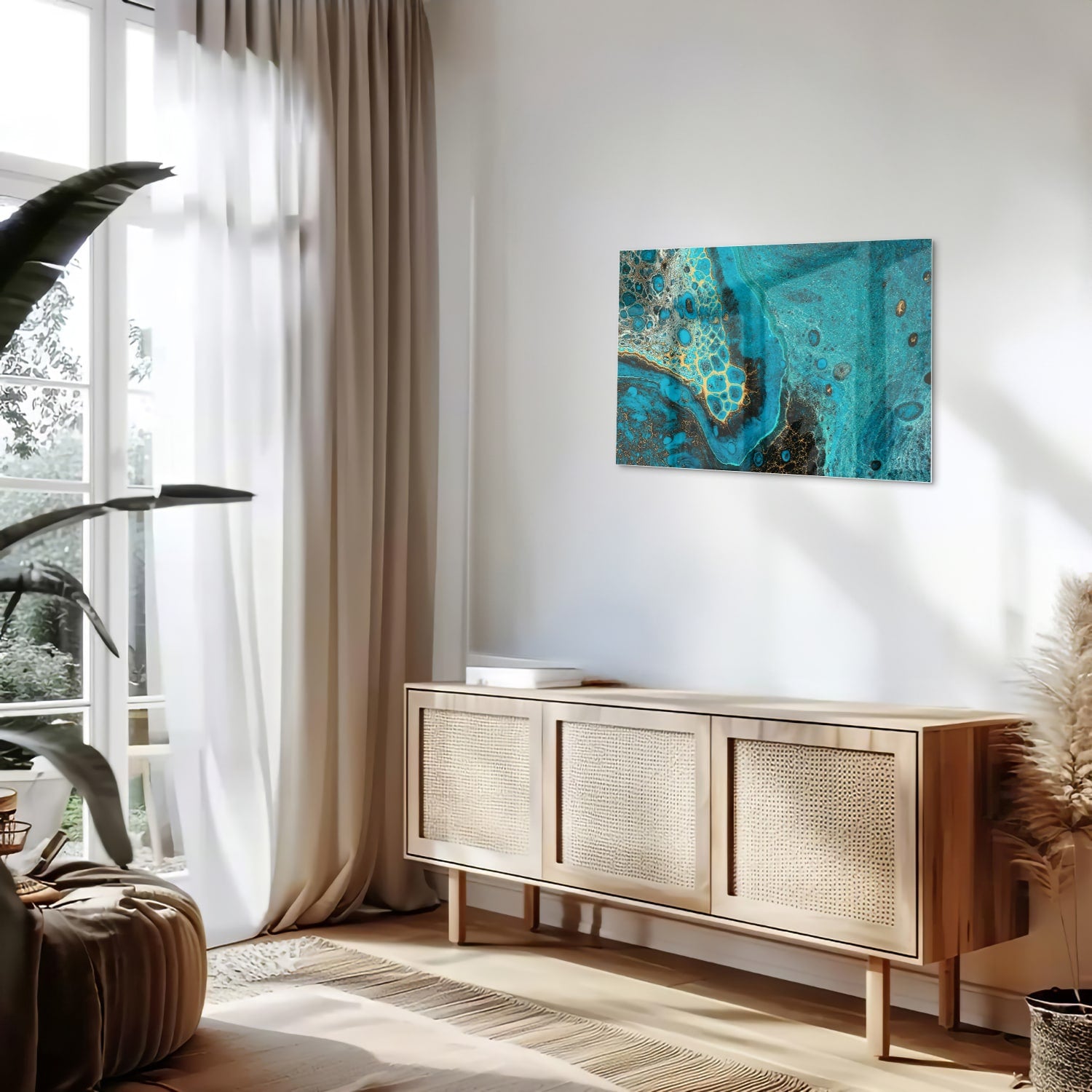 Glazen schilderij in turkoois met gouden accenten aan de muur boven een houten meubel.