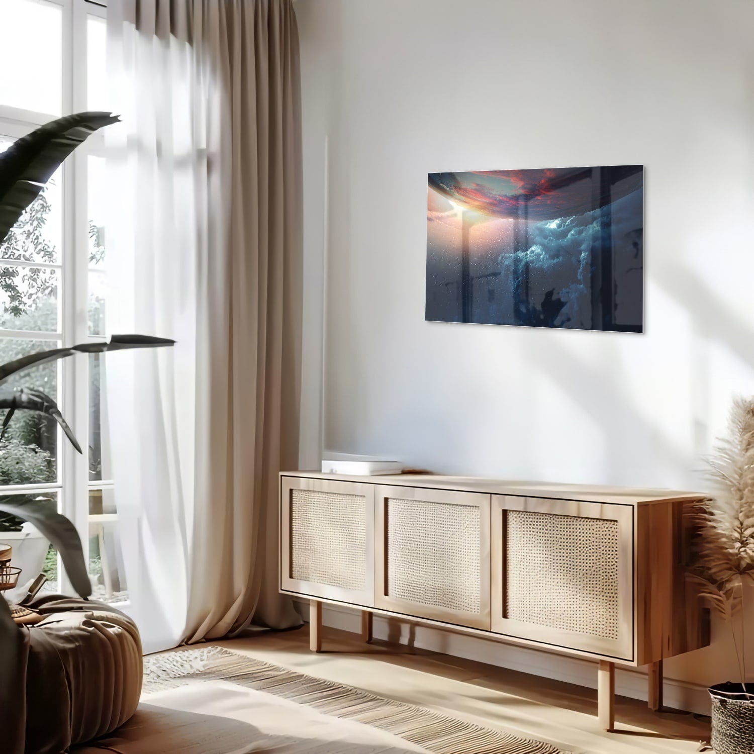 Glazen schilderij met een kosmisch uitzicht en kleurrijke lucht in woonkamer.
