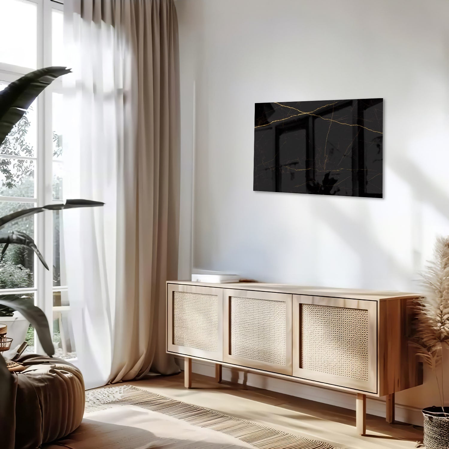 Elegant zwart glazen schilderij met gouden lijnen aan de muur in een moderne woonkamer.