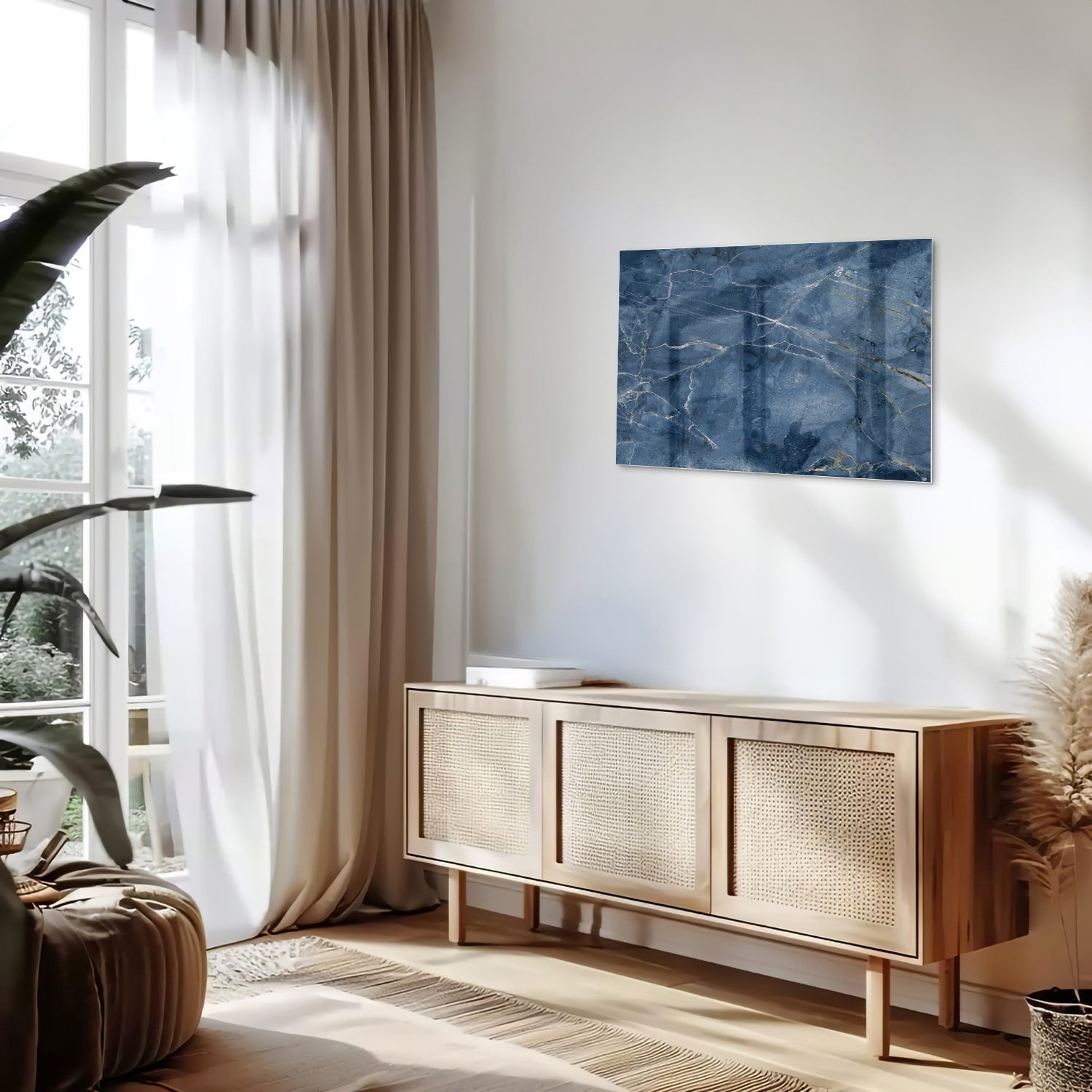 Diepblauw glazen schilderij met marmerstructuur aan de muur