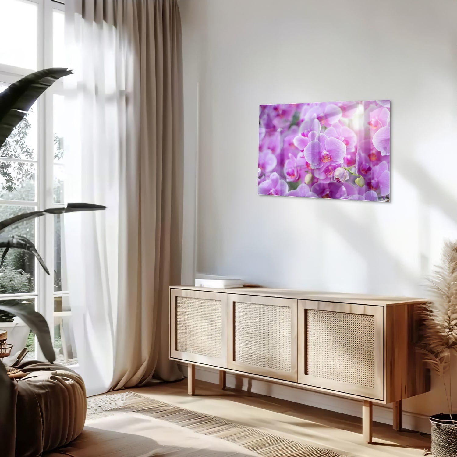 Glazen schilderij met een close-up van paarse orchideen in een mooi interieur