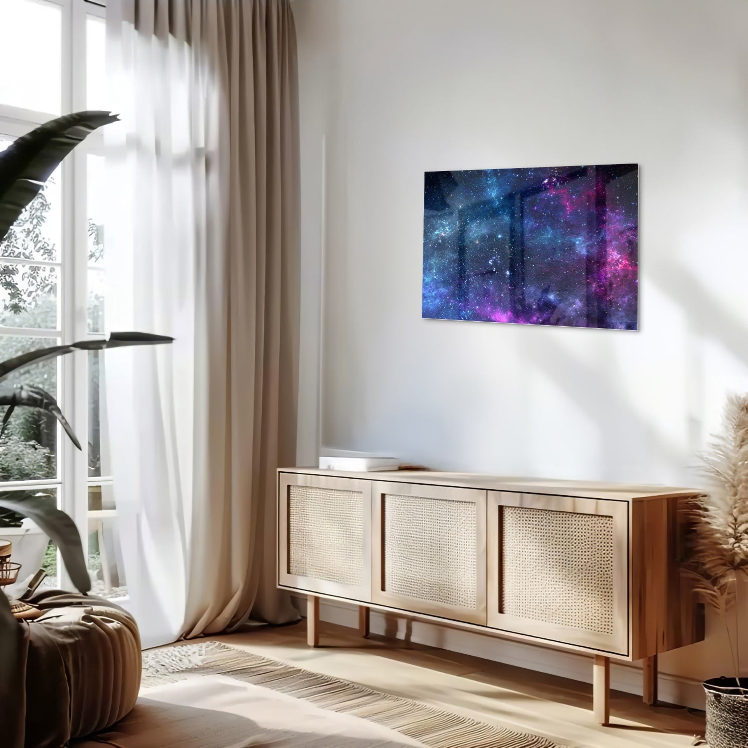 Glazen schilderij van het universum met kleurrijke sterren en nevels.
