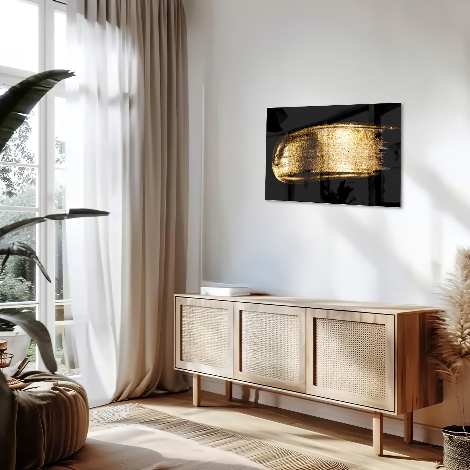 Abstract glazen schilderij met gouden penseelstreek op een zwarte achtergrond.
