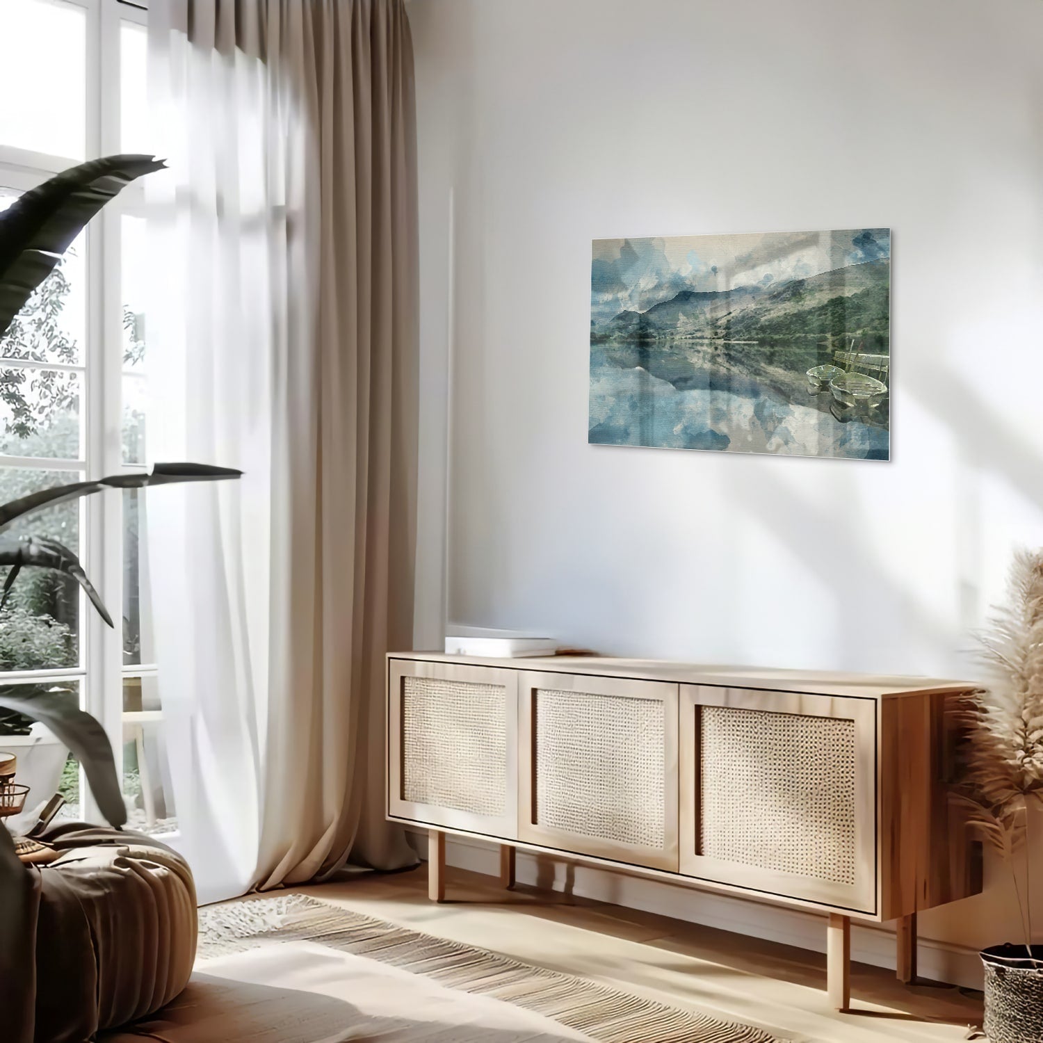 Glazen schilderij van een serene landschap met blauw meer en bergen