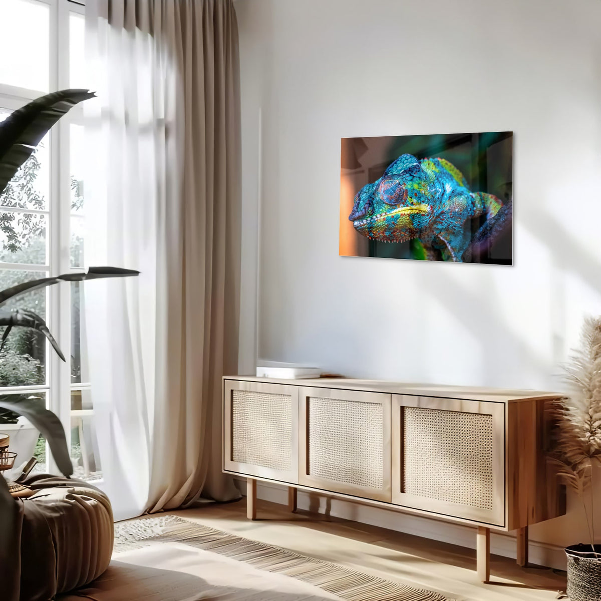 Glazen schilderij van een kleurrijk chameleon hangt aan de muur