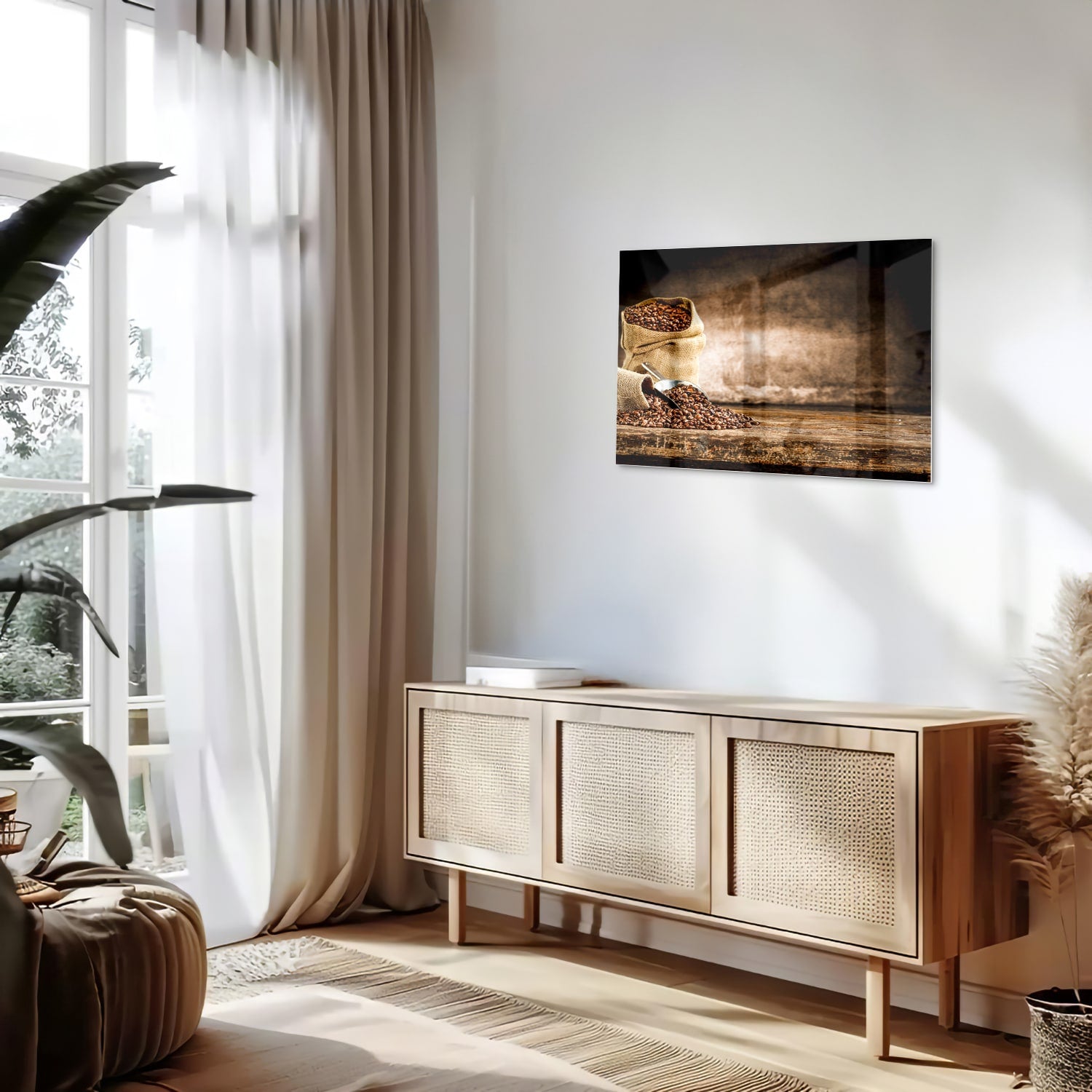 Glazen schilderij met koffiezakken en koffiebonen op een muur.