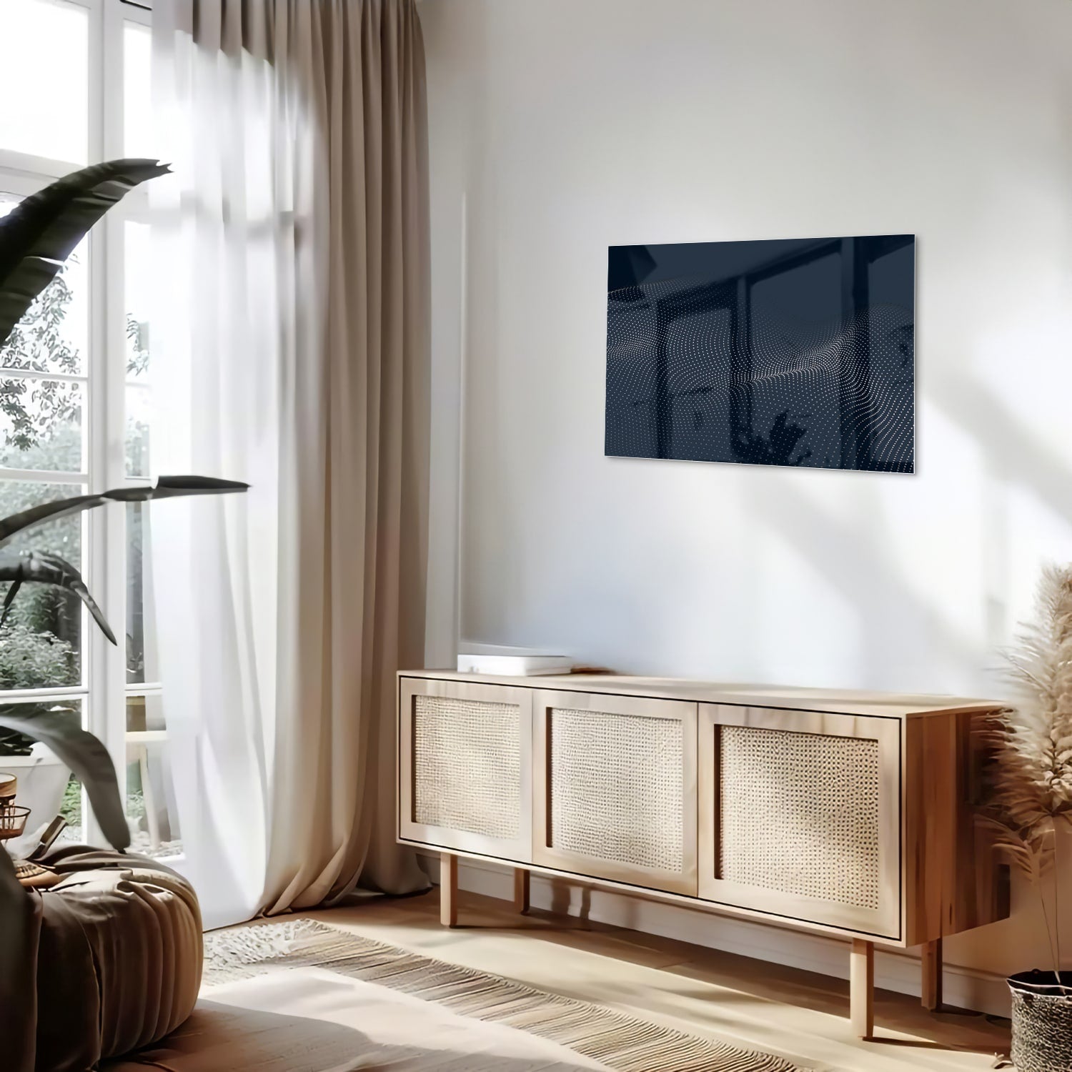 Diepblauw glazen schilderij aan de muur boven een houten kast in een woonkamer