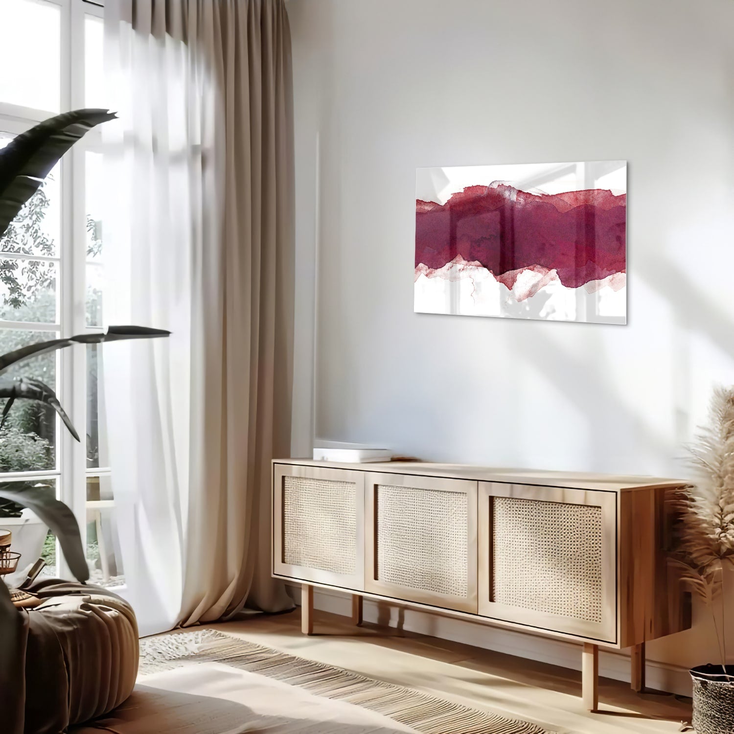 Abstract glas schilderij in dieprood gehangen boven een moderne kast