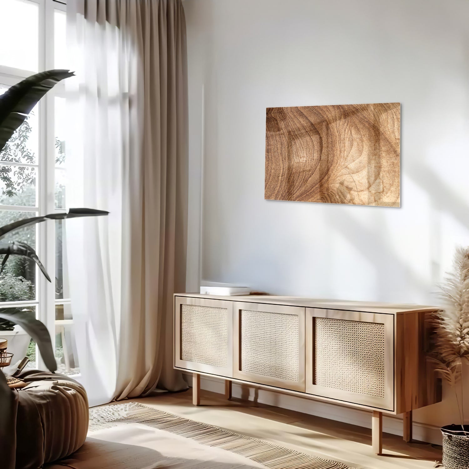 Glazen schilderij met een ontwerp in houttinten, hangt aan de muur.