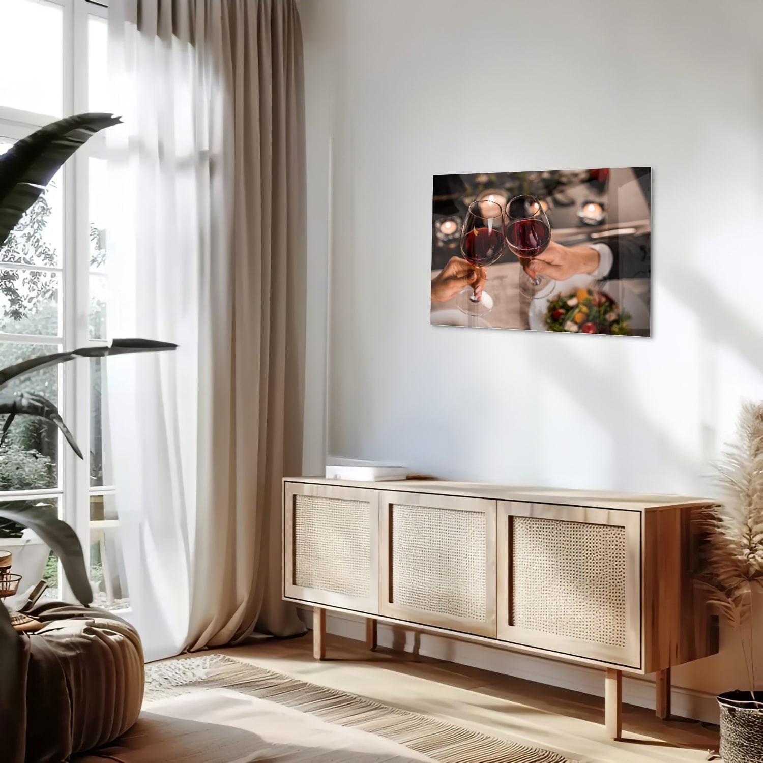 Een glazen schilderij van twee mensen die proosten met rode wijn in een stijlvolle setting.