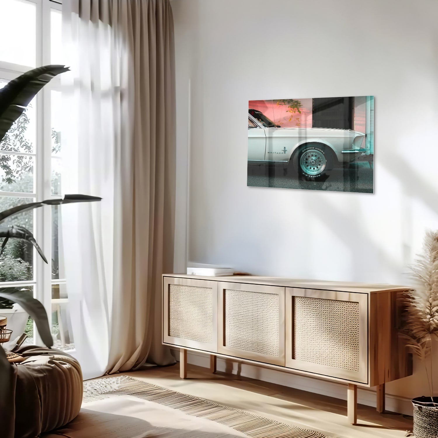 Glazen schilderij van een vintage auto in een sfeervol interieur