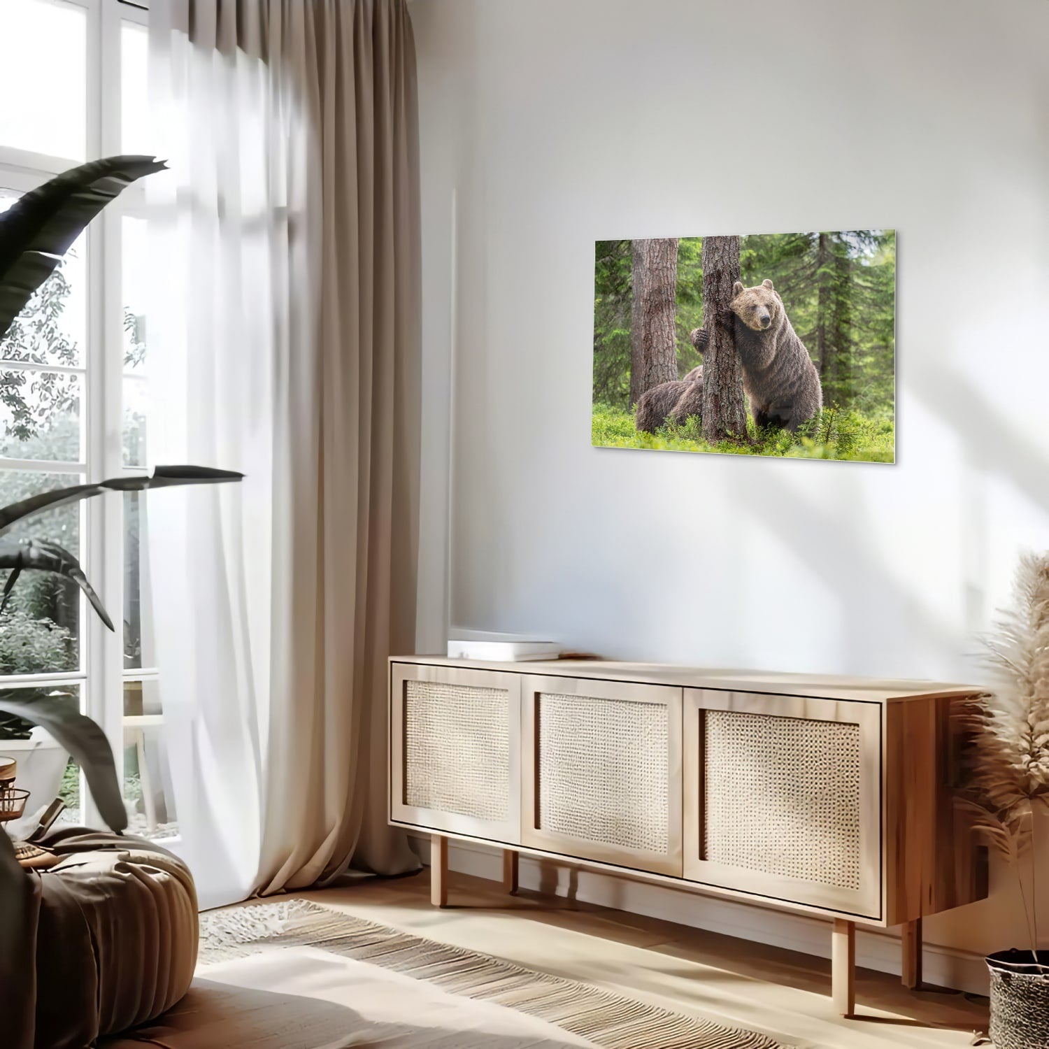 Glazen schilderij van een grizzly beer leunend tegen een boom in de natuur.
