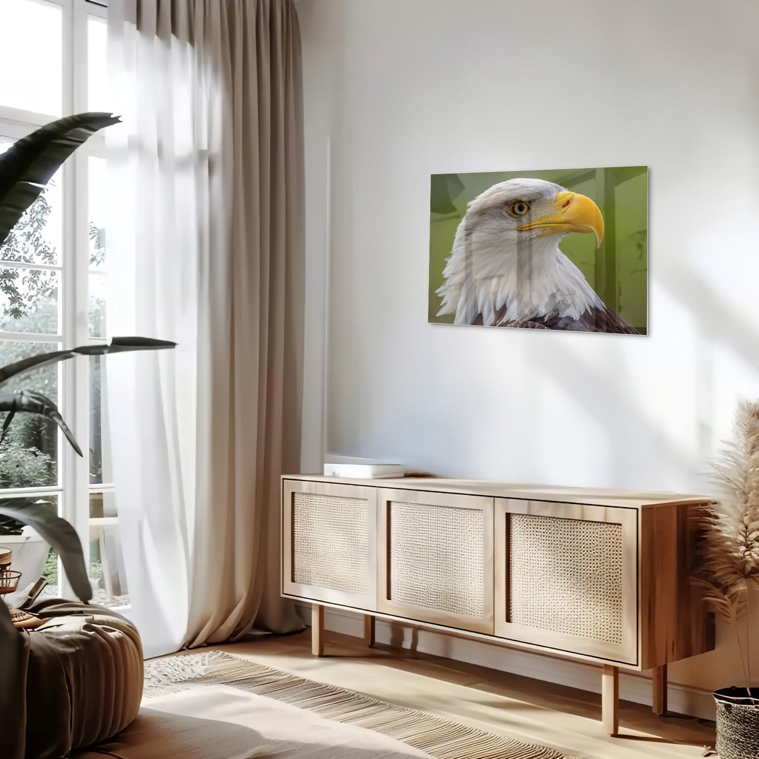 Een prachtig glazen schilderij van een Amerikaanse zeearend met een groene achtergrond.