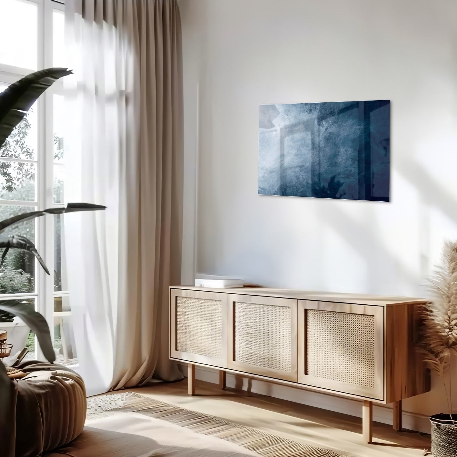 Abstract blauw glas schilderij aan de muur bij een houten meubel.