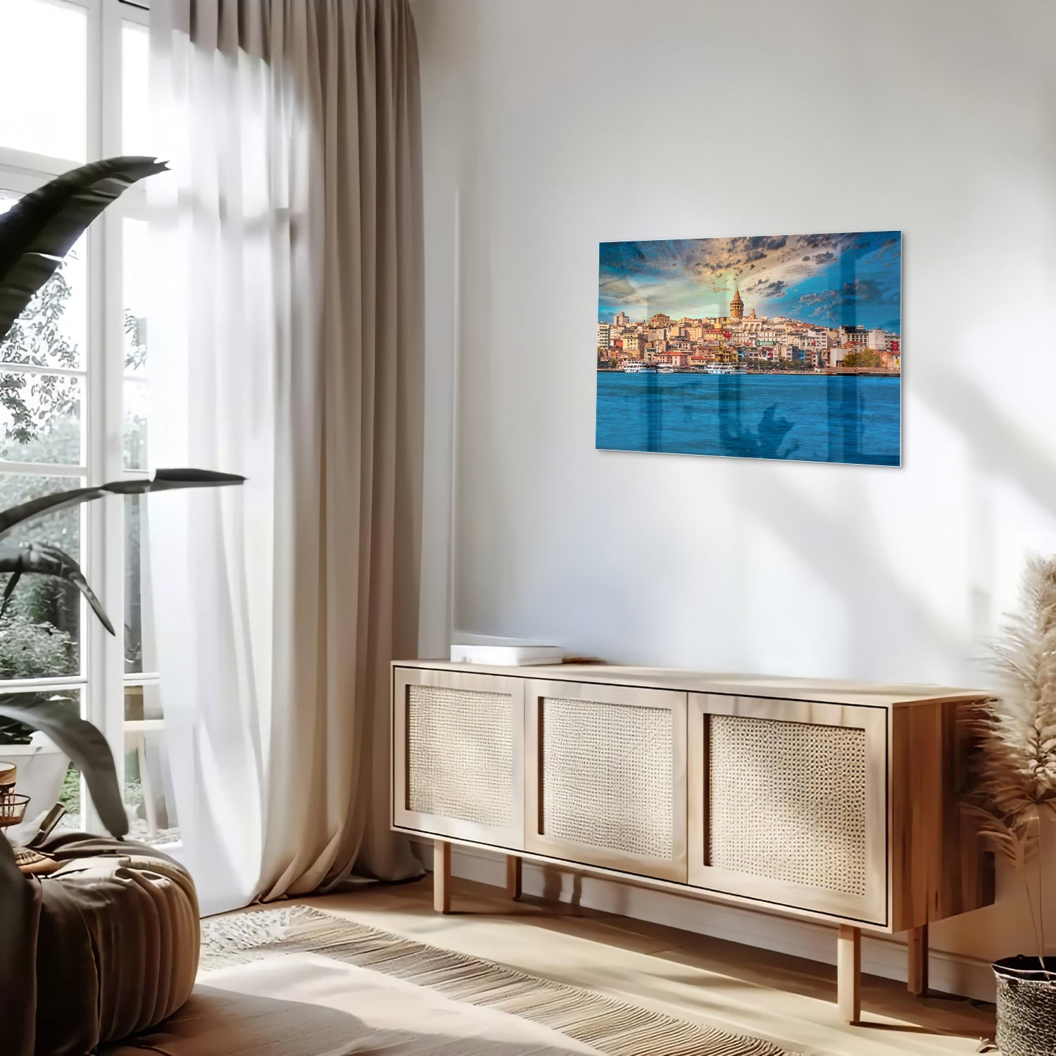 Glazen schilderij van een stad aan zee met kleurrijke gebouwen.