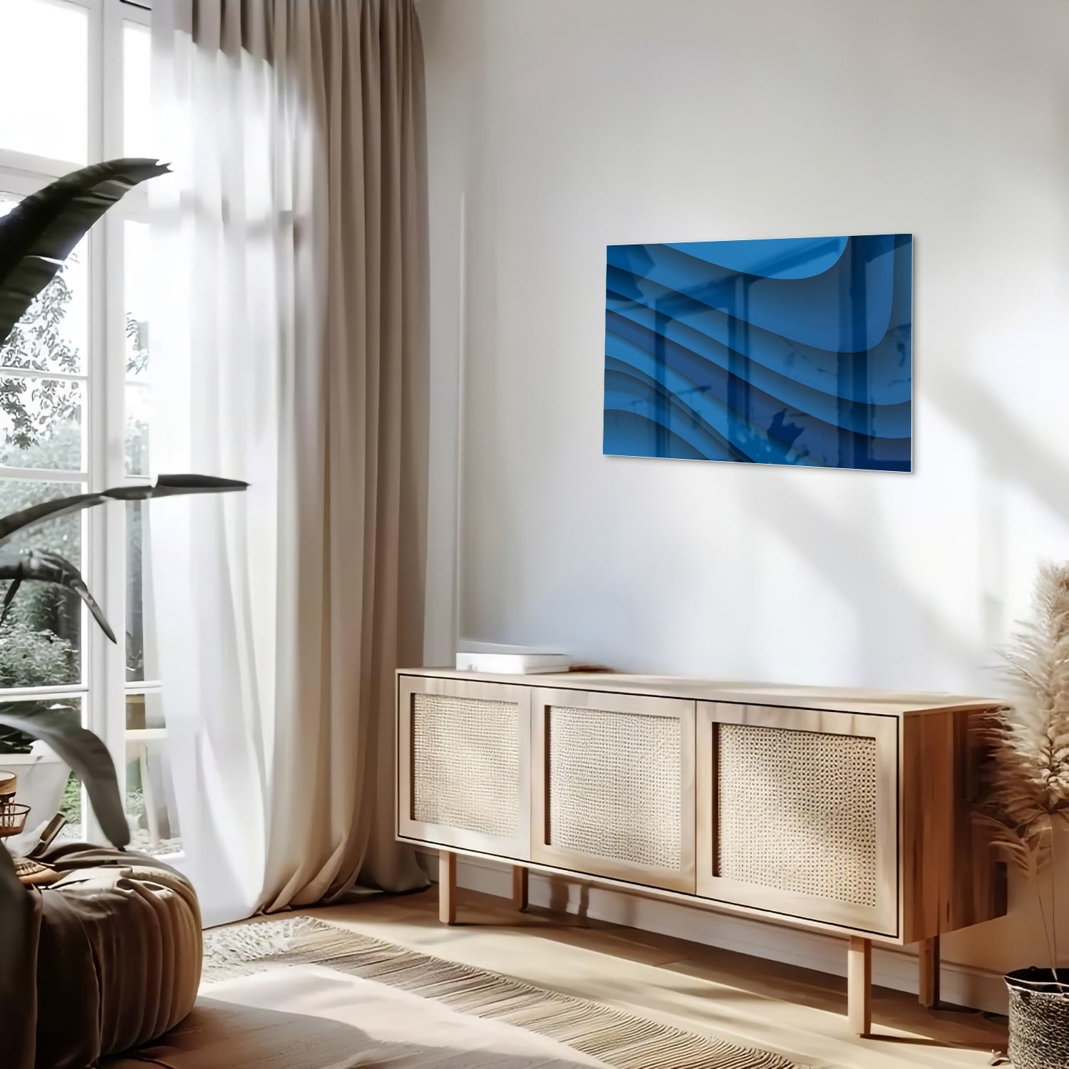 Modern glazen schilderij in abstracte blauwtinten op een muur.