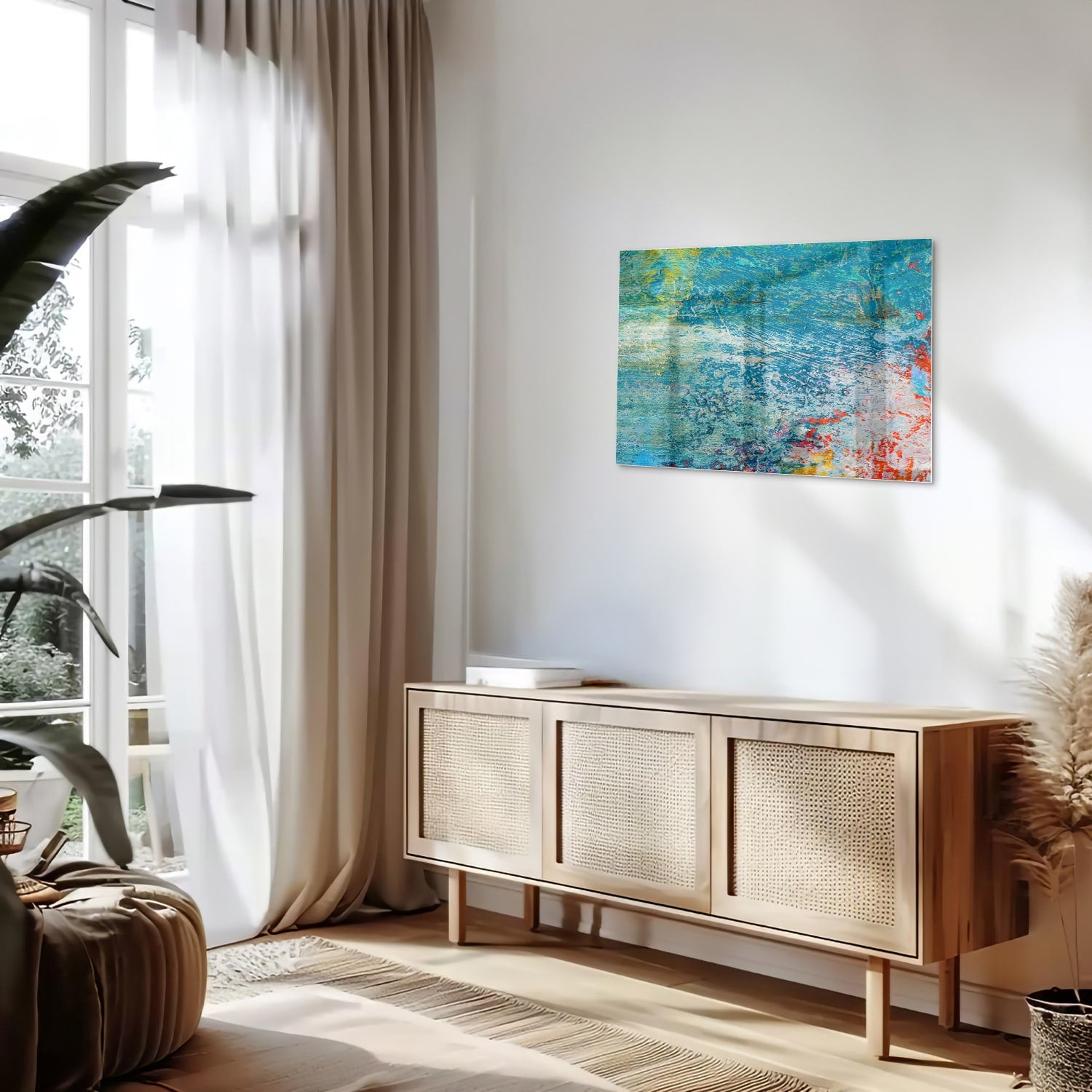 Kleurrijk abstract glazen schilderij aan de muur boven een houten kast