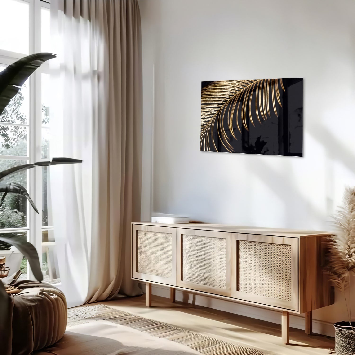 Glazen schilderij met een goudkleurig palmblad op een zwarte achtergrond.