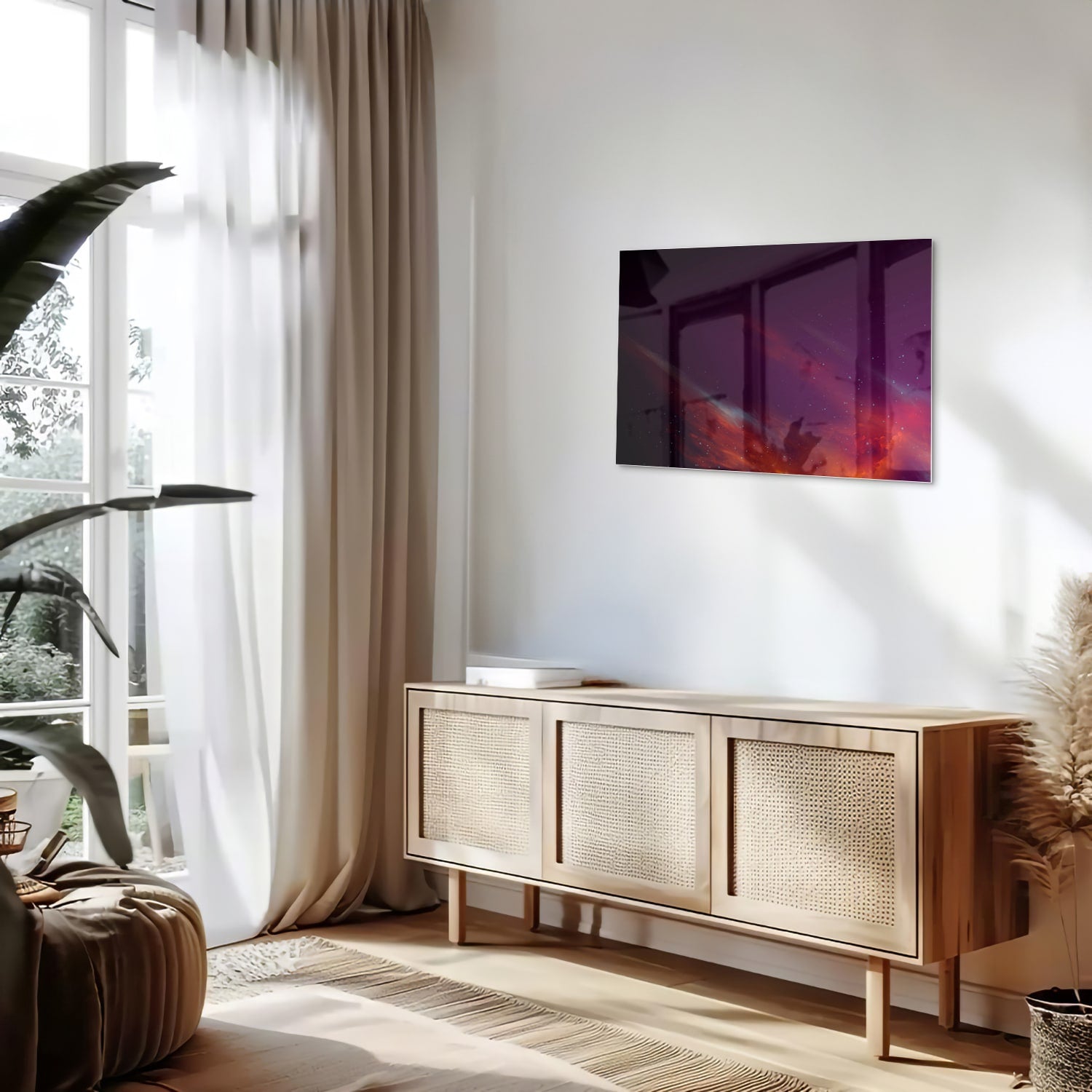 Een kleurrijk glazen schilderij met abstracte vormen in een moderne woonkamer.