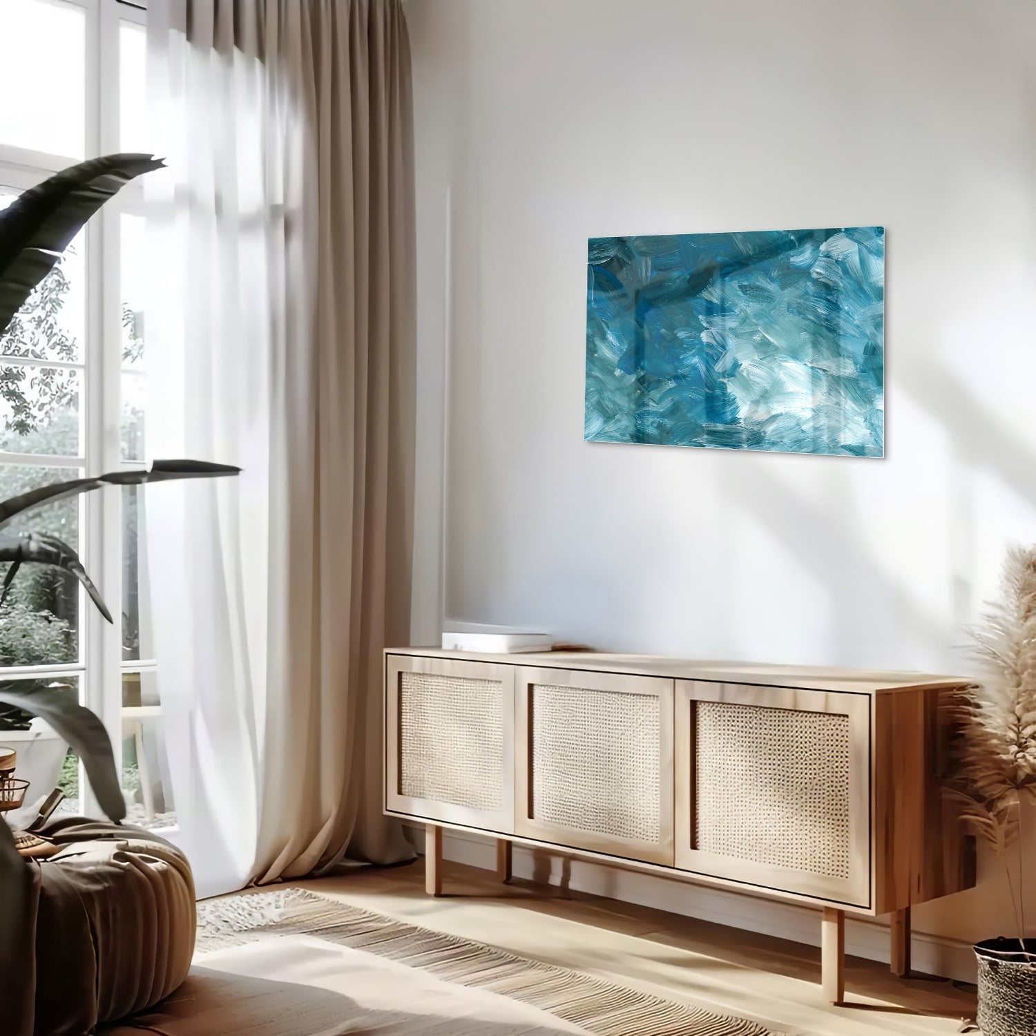 Abstract glazen schilderij met verschillende tinten blauw aan de muur.