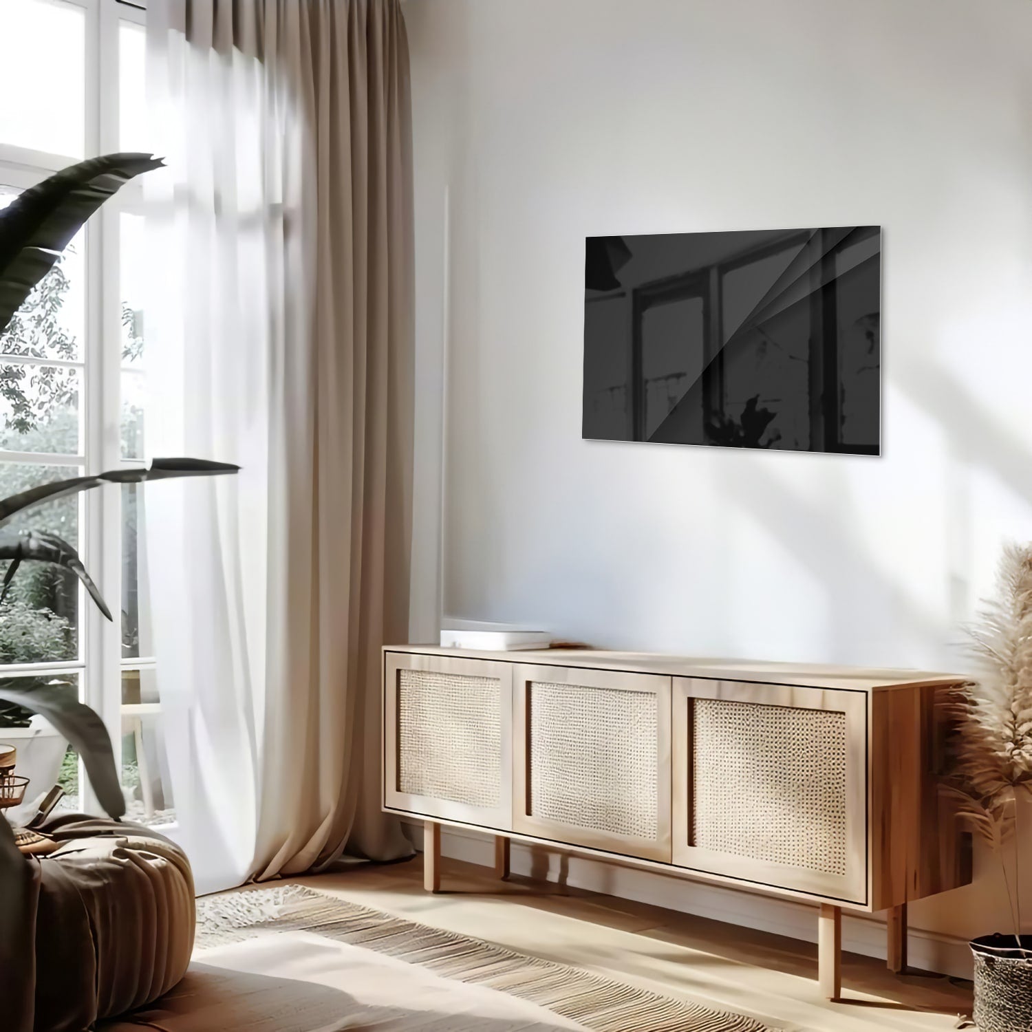 Zwart glazen schilderij aan een lichte muur in een modern interieur.