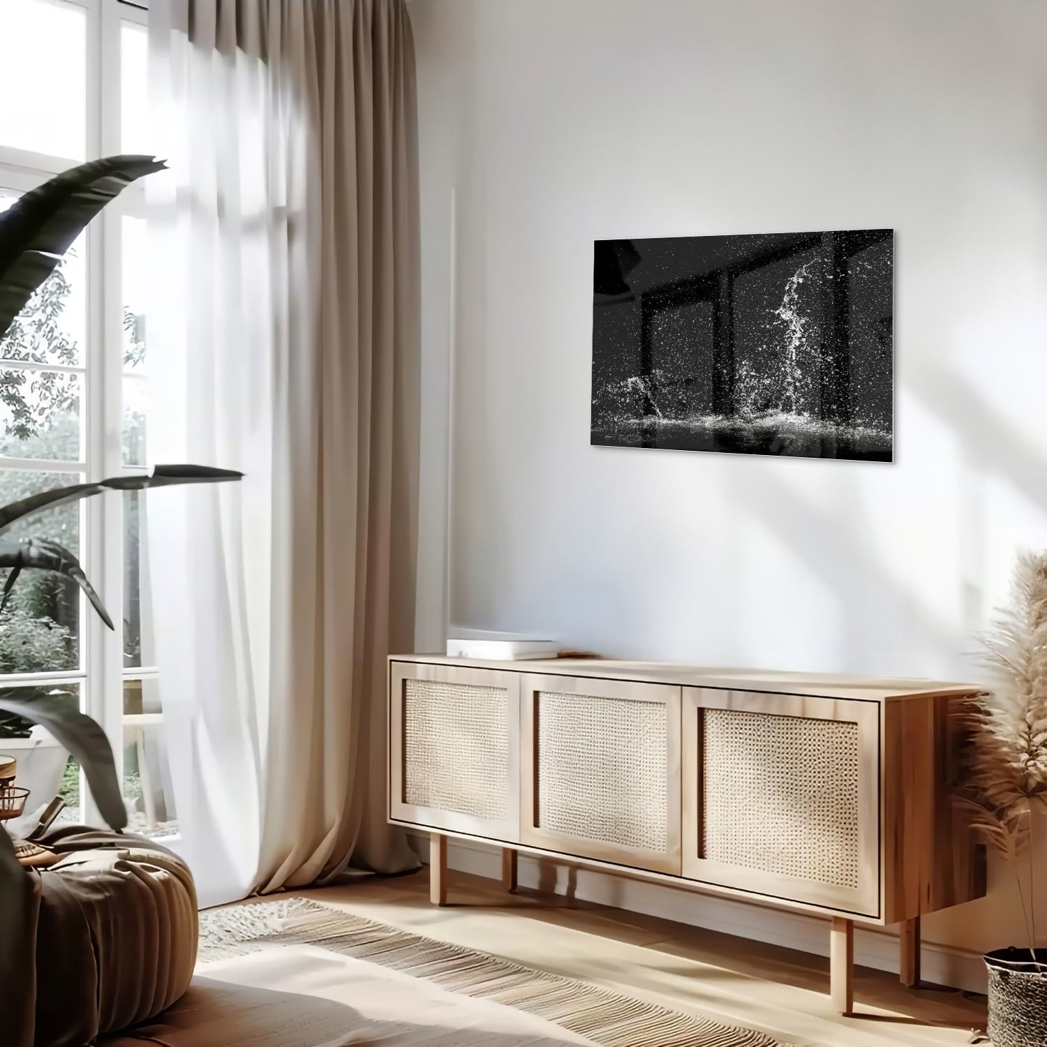 Zwart-wit glazen schilderij met een dynamisch spatwatereffect aan de muur.