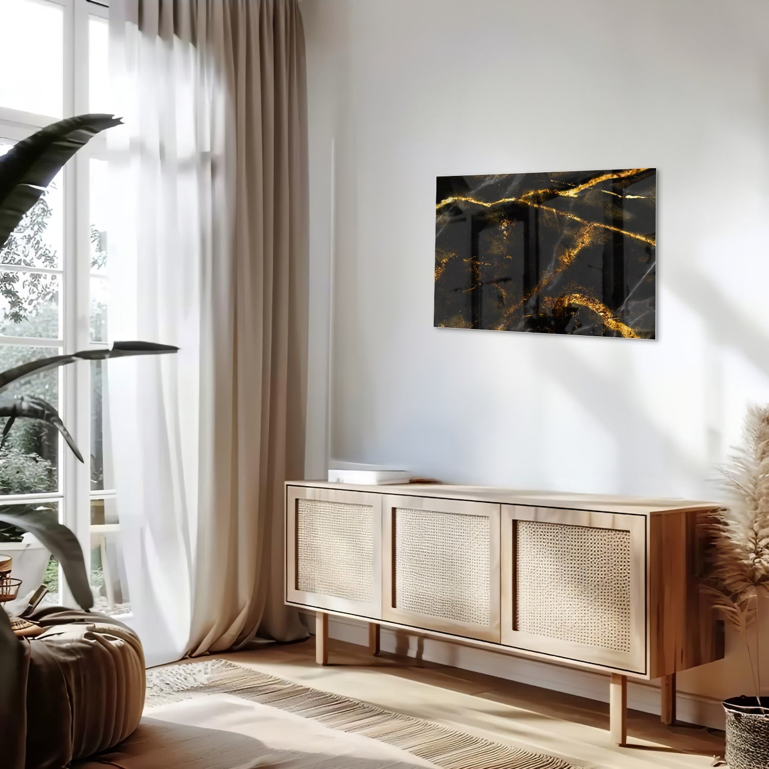 Glazen schilderij met zwart en gouden marmerdesign aan de muur