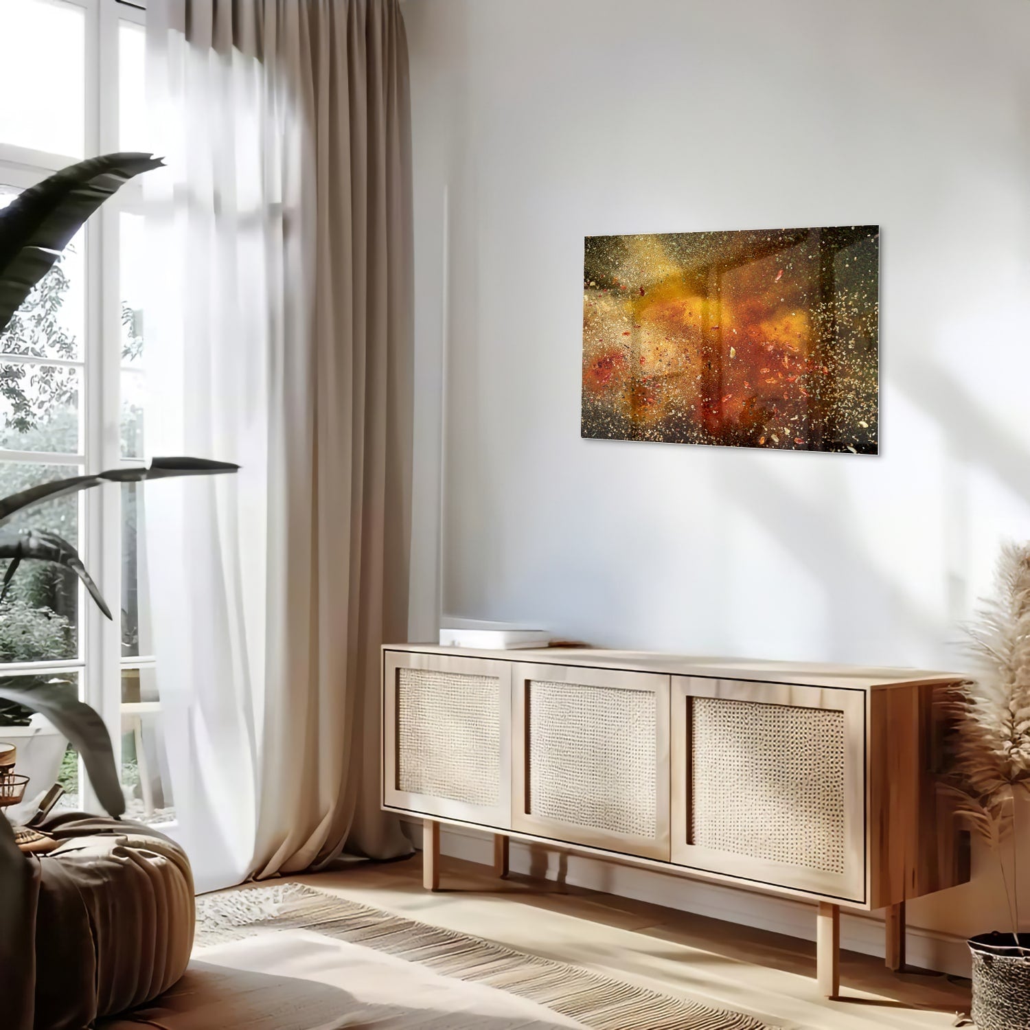 Abstract glazen schilderij met glinsterende warme kleuren in een moderne woonkamer.