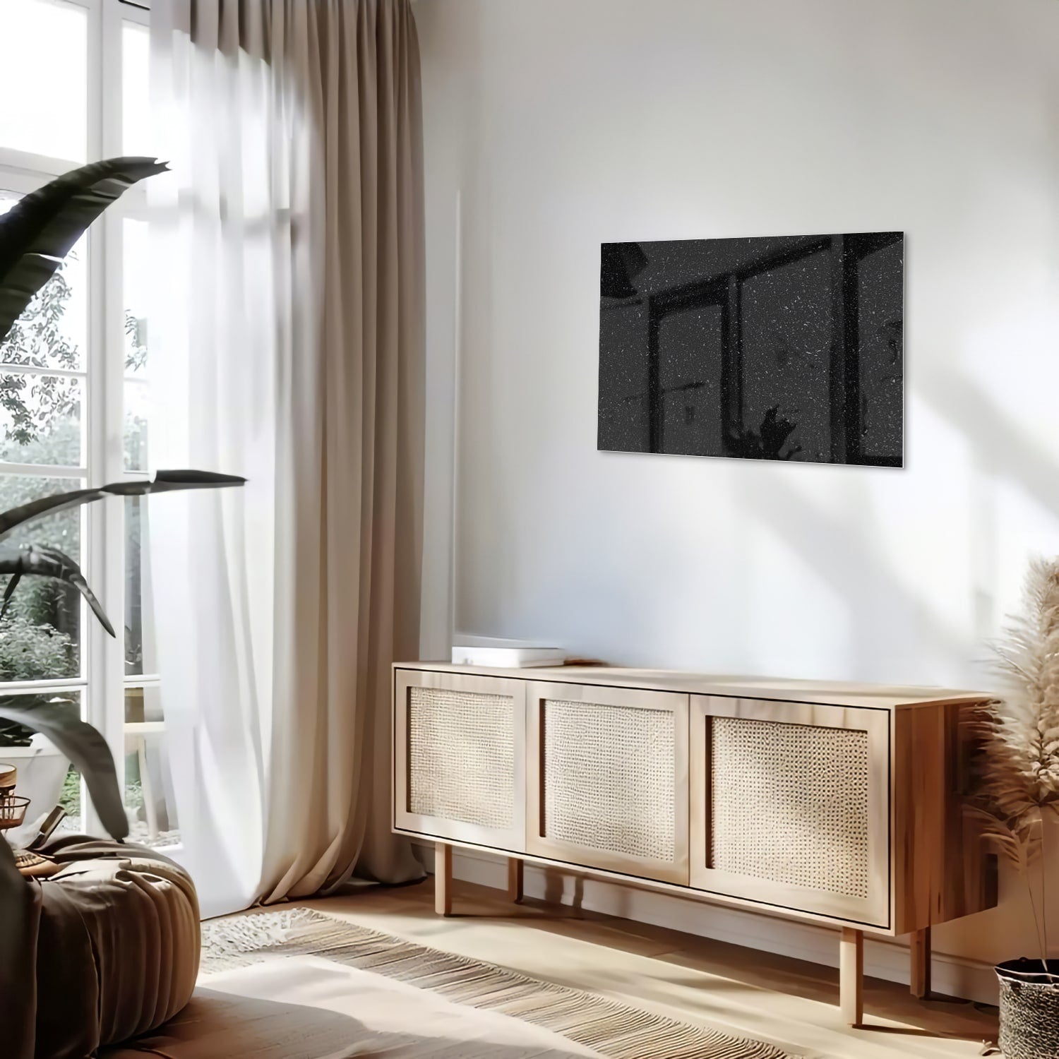 Glanzend zwart glazen schilderij aan een lichte muur naast een houten kast.
