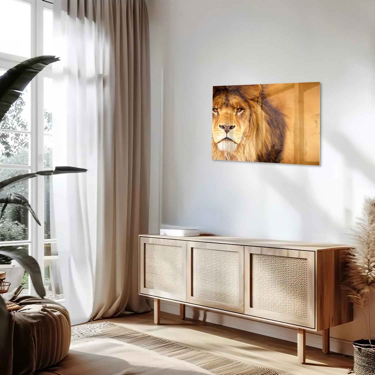 Glazen schilderij van een majestueuze leeuw in een modern interieur