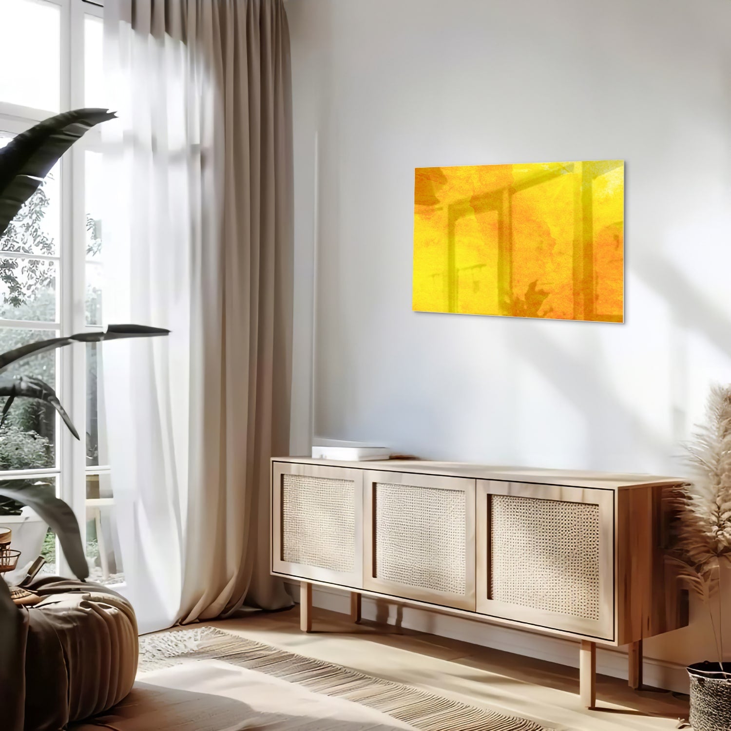 Gele glazen schilderij boven een houten bureau in een woonkamer.