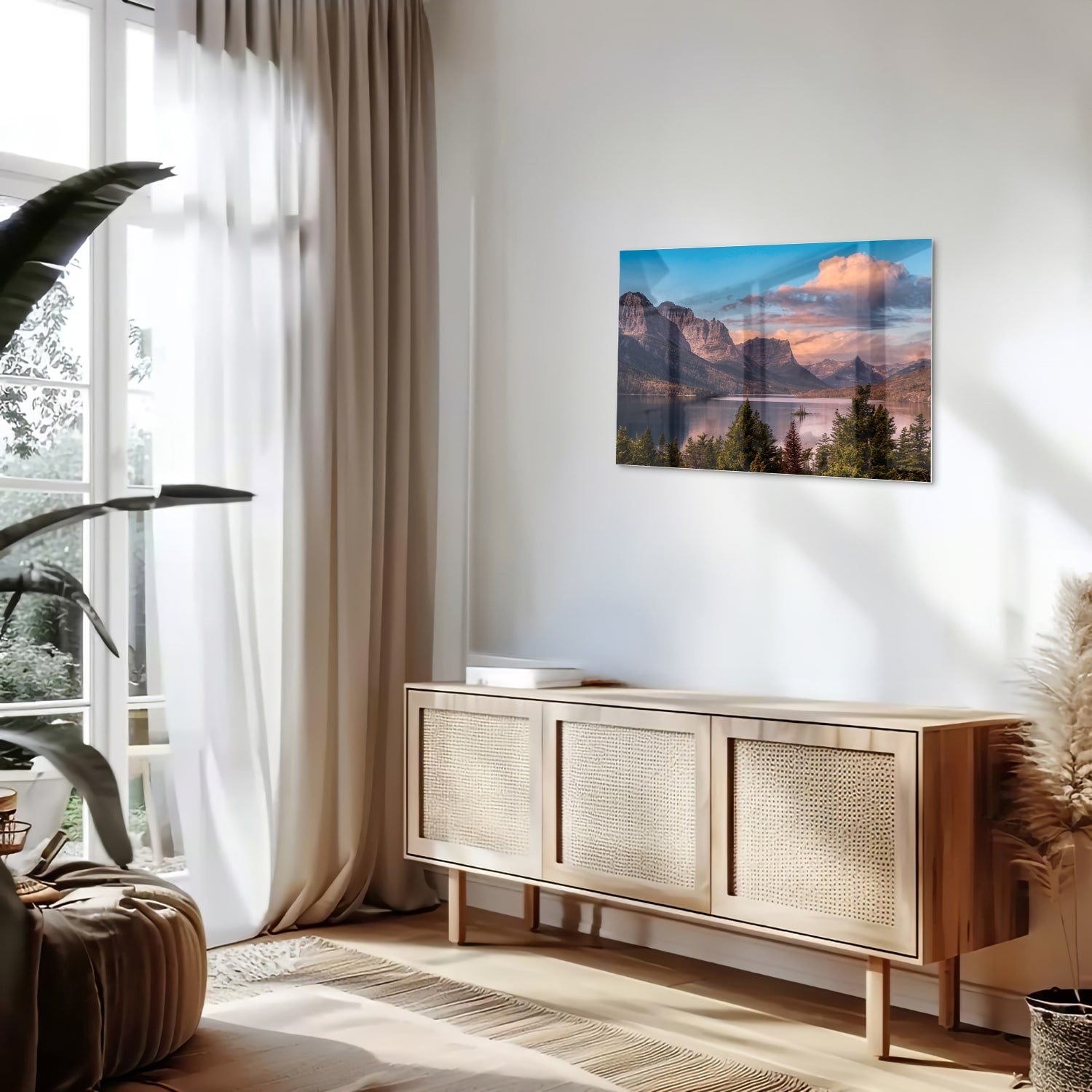 Glazen schilderij van bergen bij zonsopgang in een lichte woonkamer.