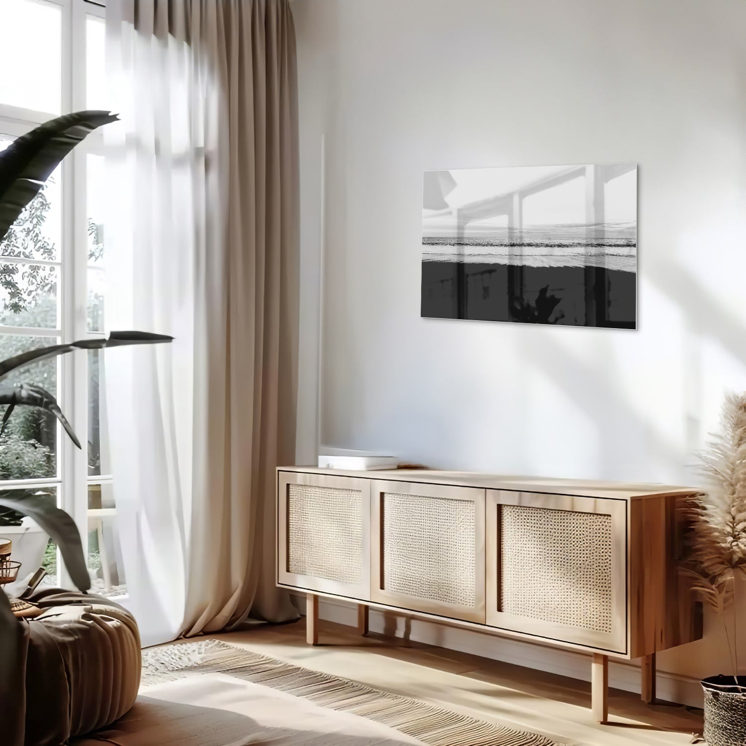 Minimalistisch zwart-wit glazen schilderij aan de muur in een modern interieur.