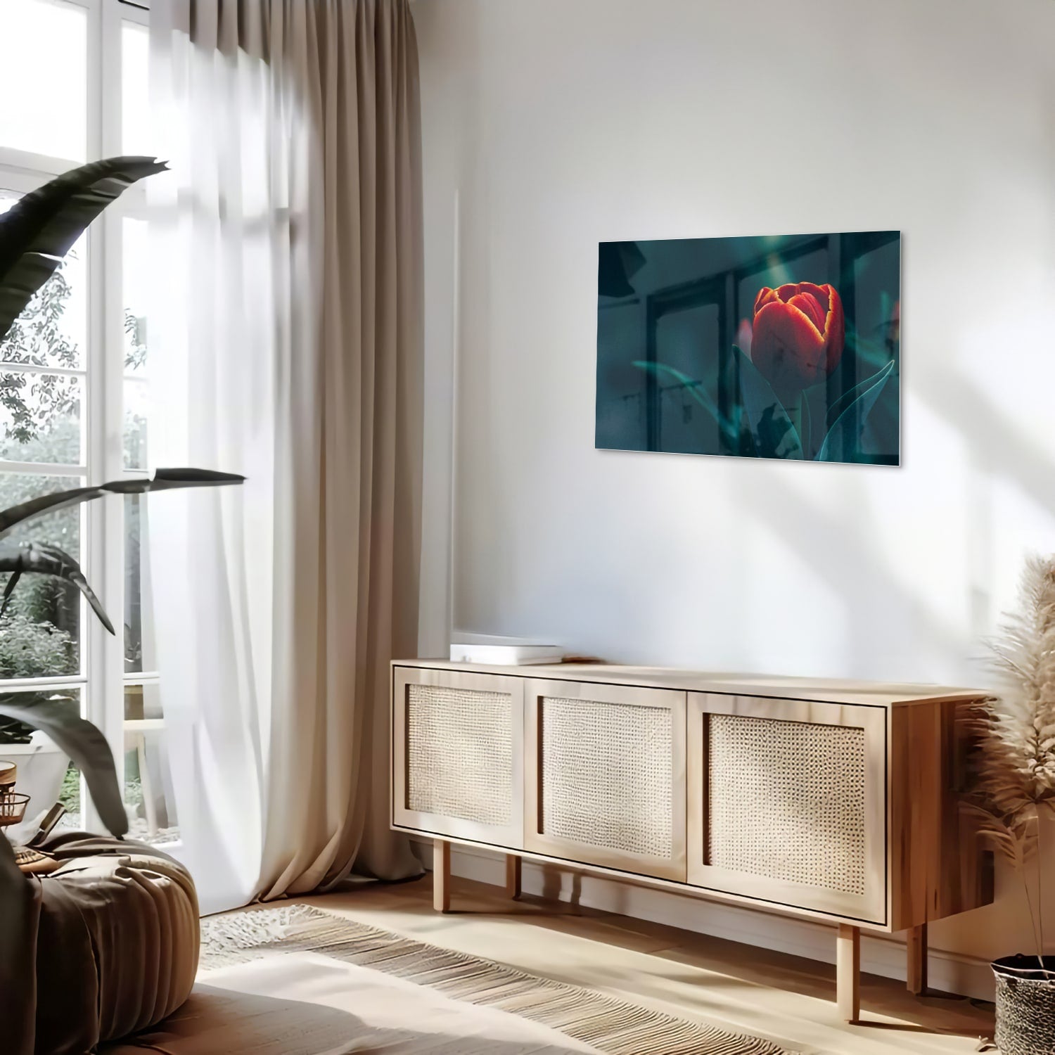Glas schilderij van een rode tulp aan de muur in een modern interieur