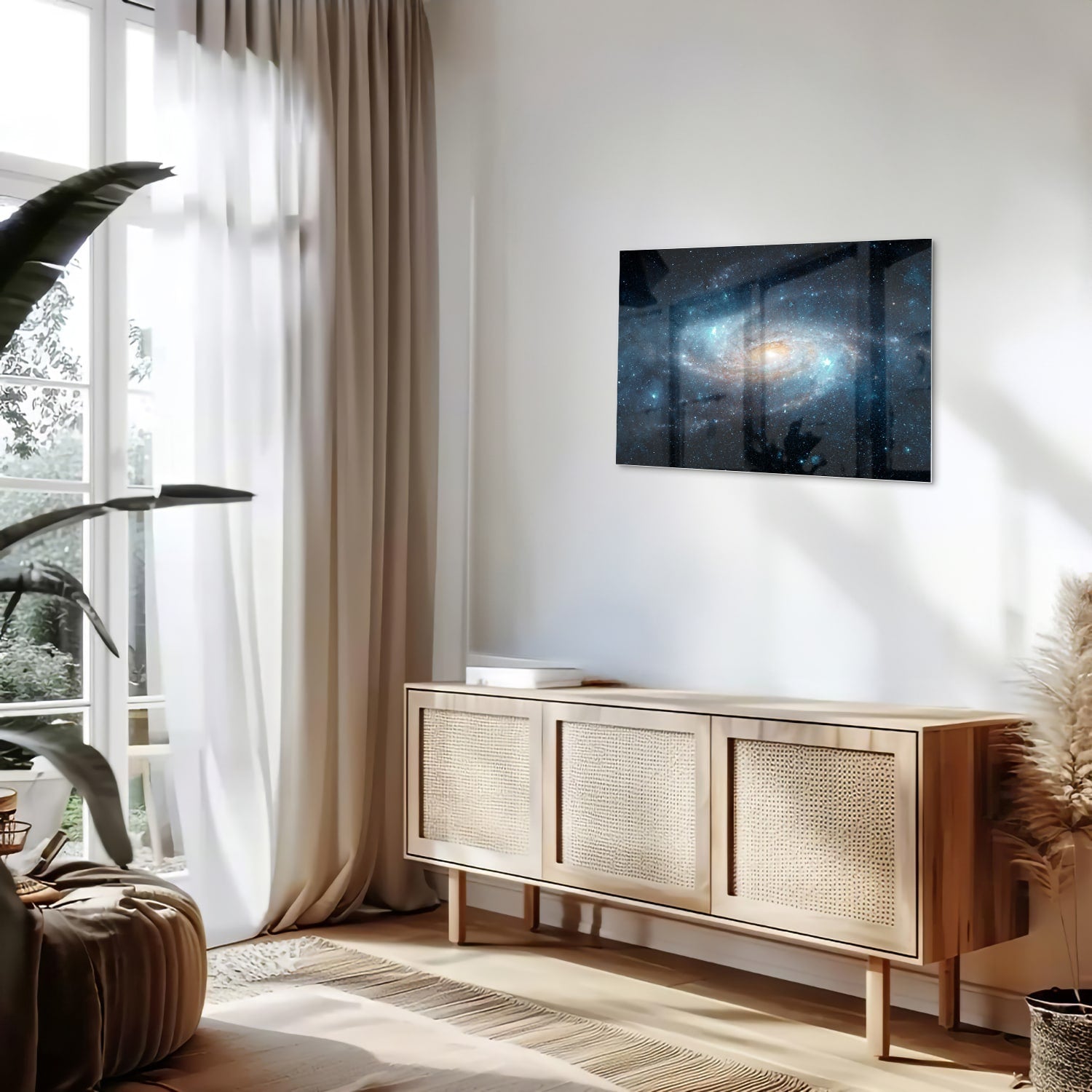 Glazen schilderij van een sterrenstelsel aan de muur in een moderne woonkamer.