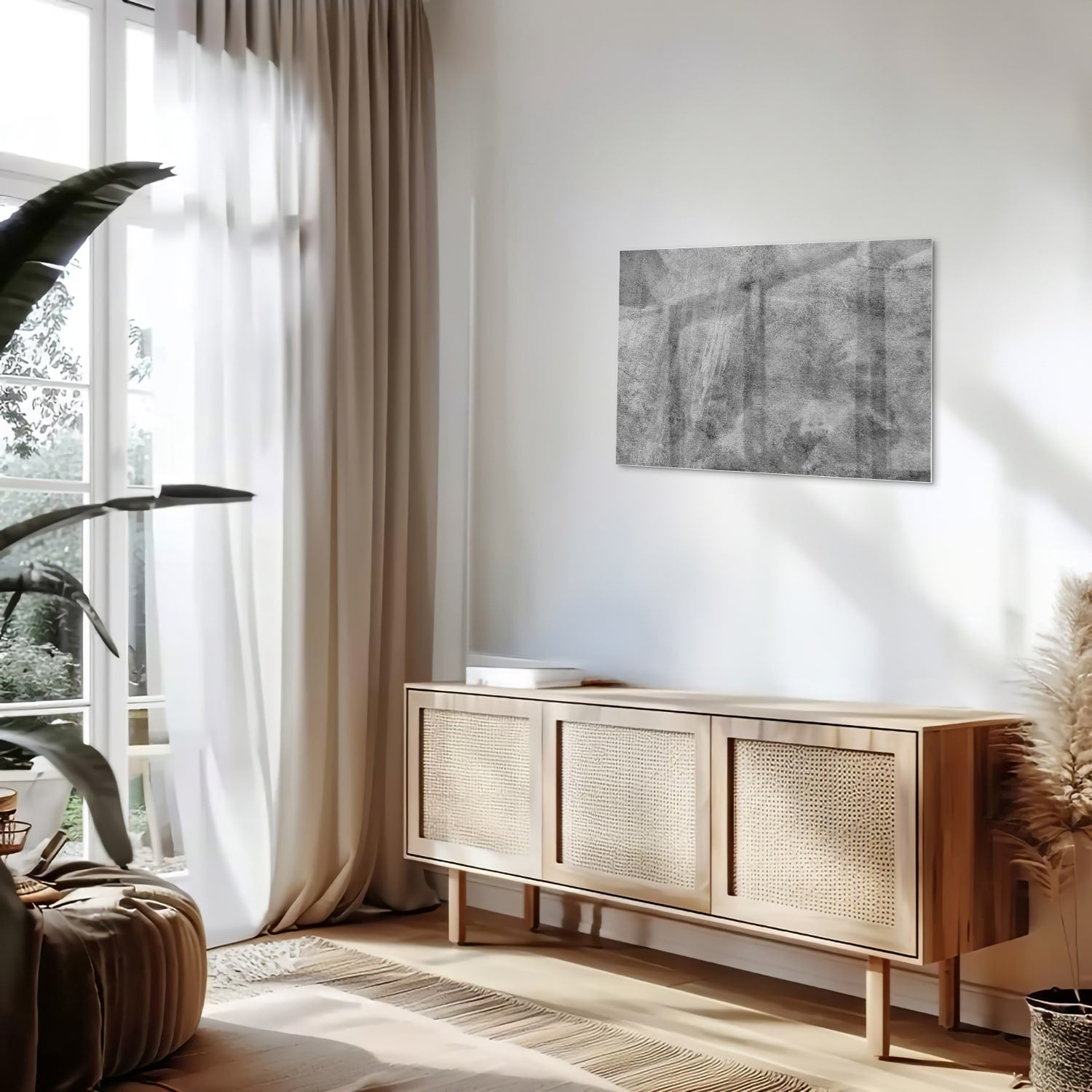 Abstract glazen schilderij in grijstinten op een witte muur.