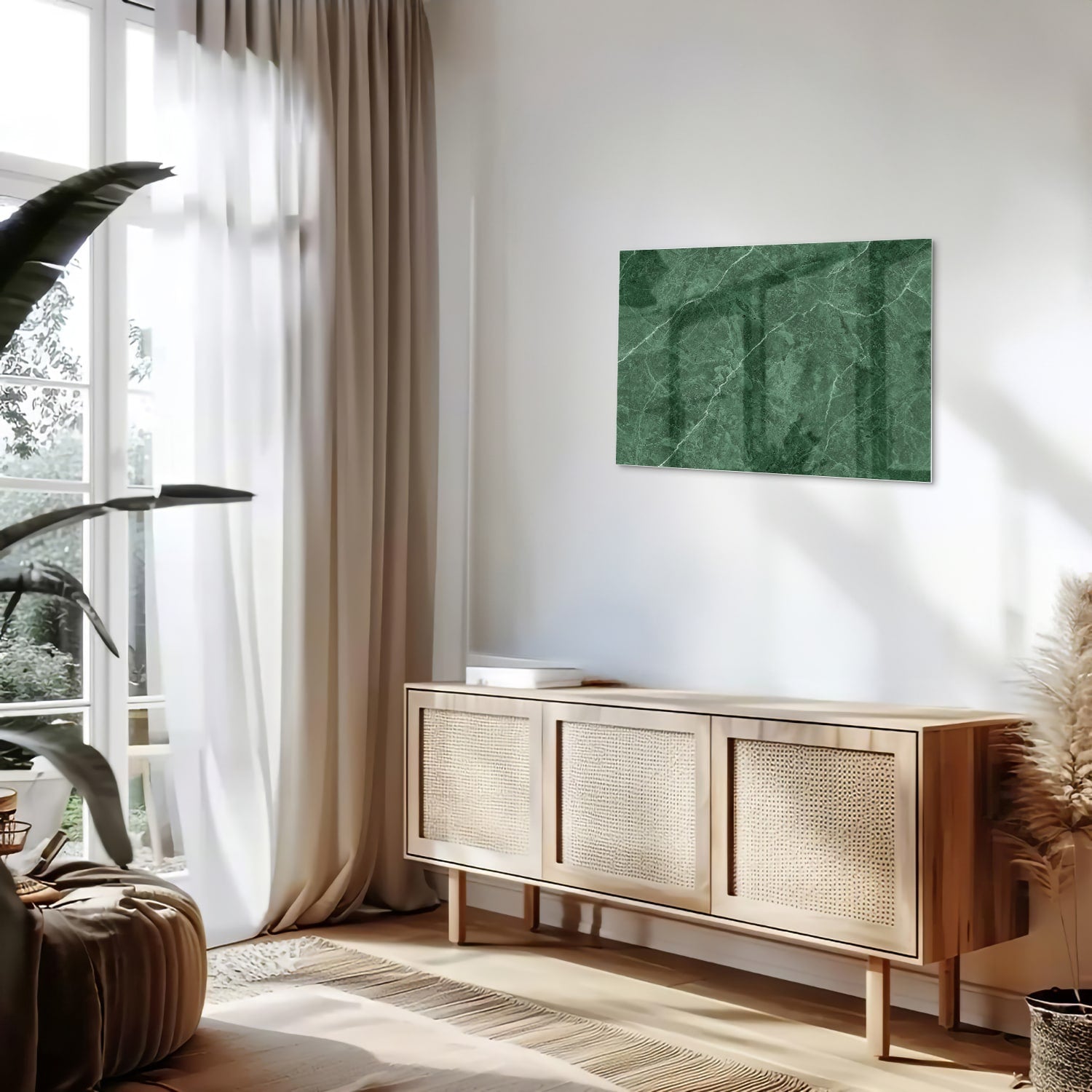 Groen glazen schilderij met marmerpatroon aan de muur.