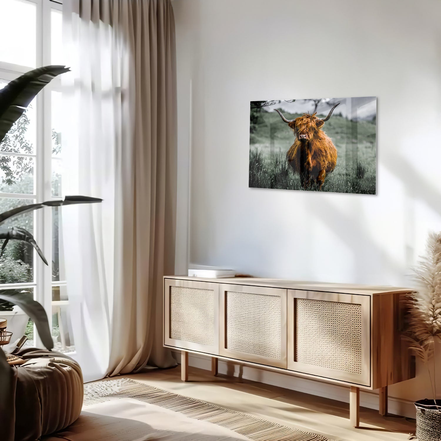Schots Hooglander schilderij op glas in een groene omgeving.