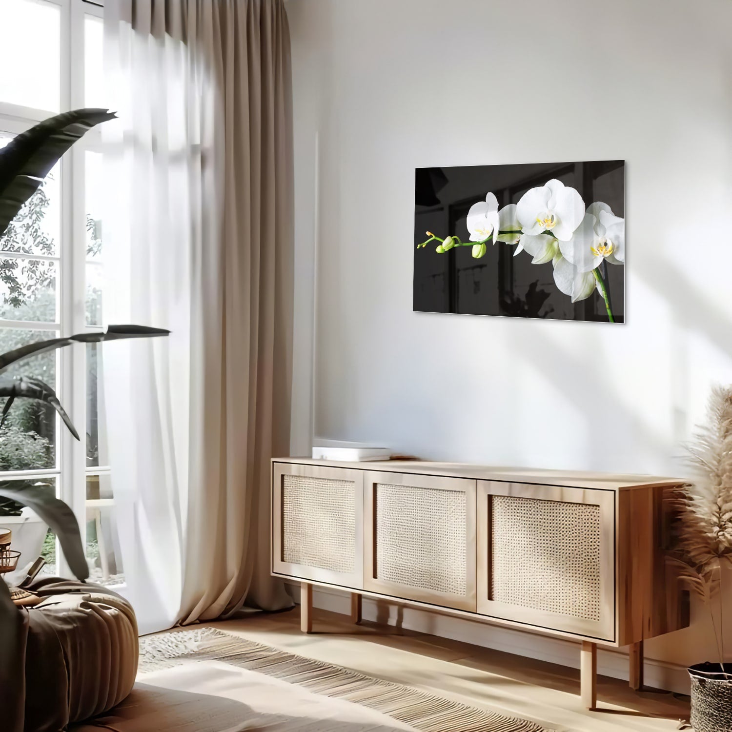 Glazen schilderij van witte orchideen op een zwarte achtergrond