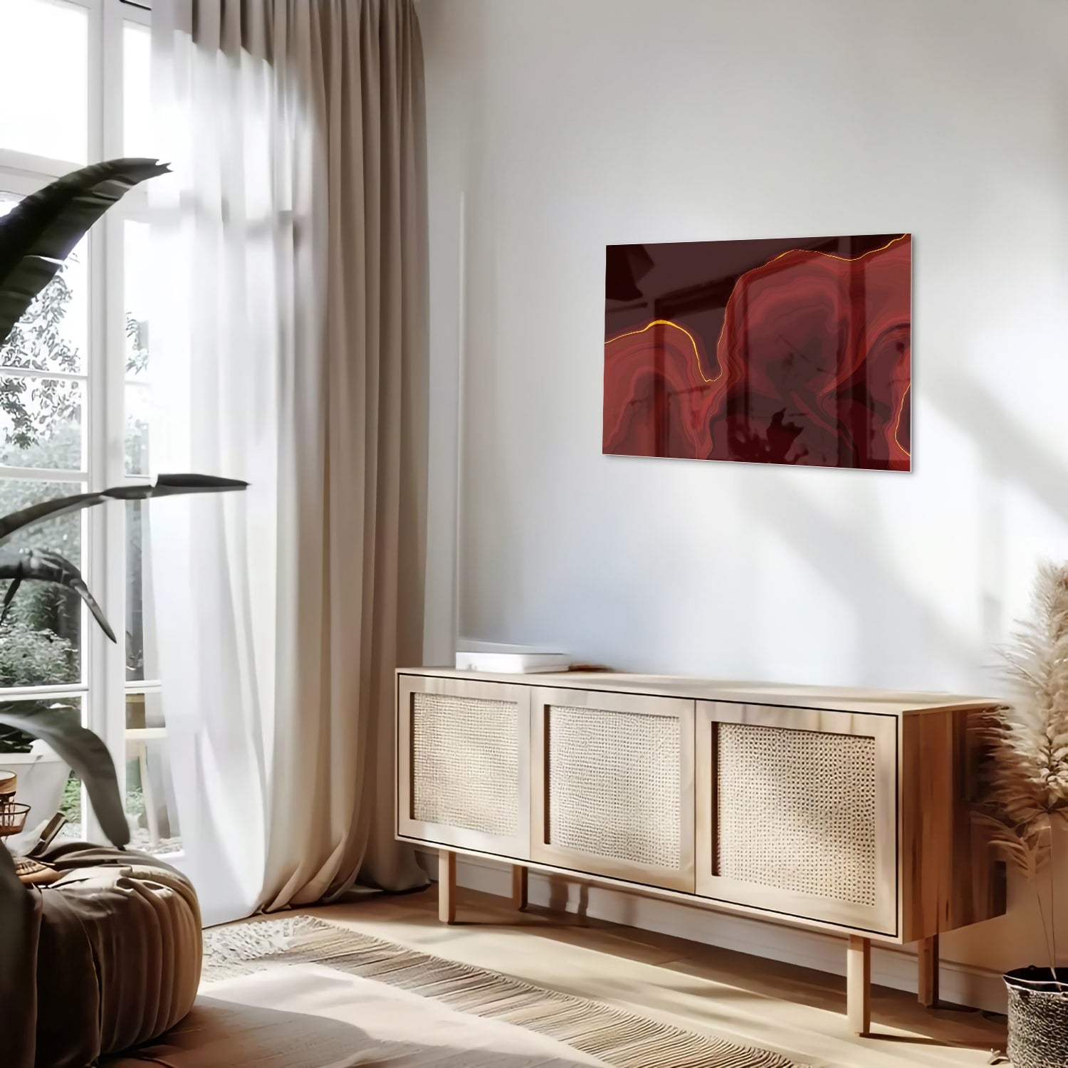 Abstract glazen schilderij met warme roodtinten aan de muur