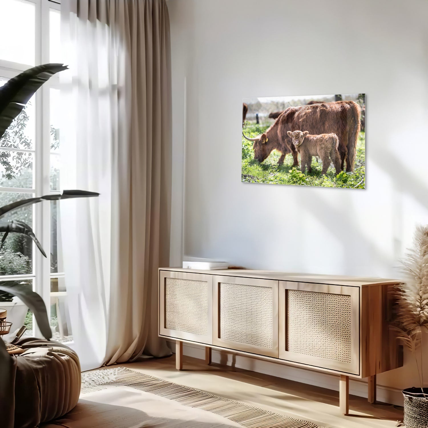 Glazen schilderij van een moederkoe met haar kalf in een groene weide.