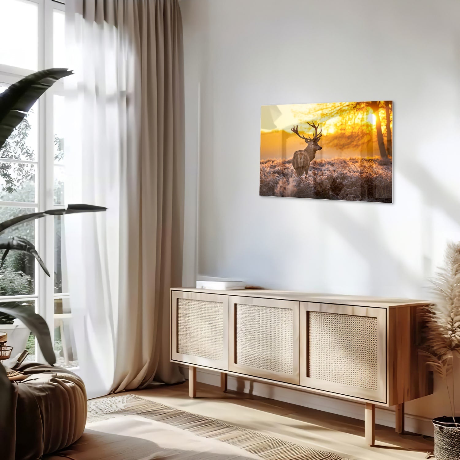 Glazen schilderij van een hert in de opkomende zon boven een veld