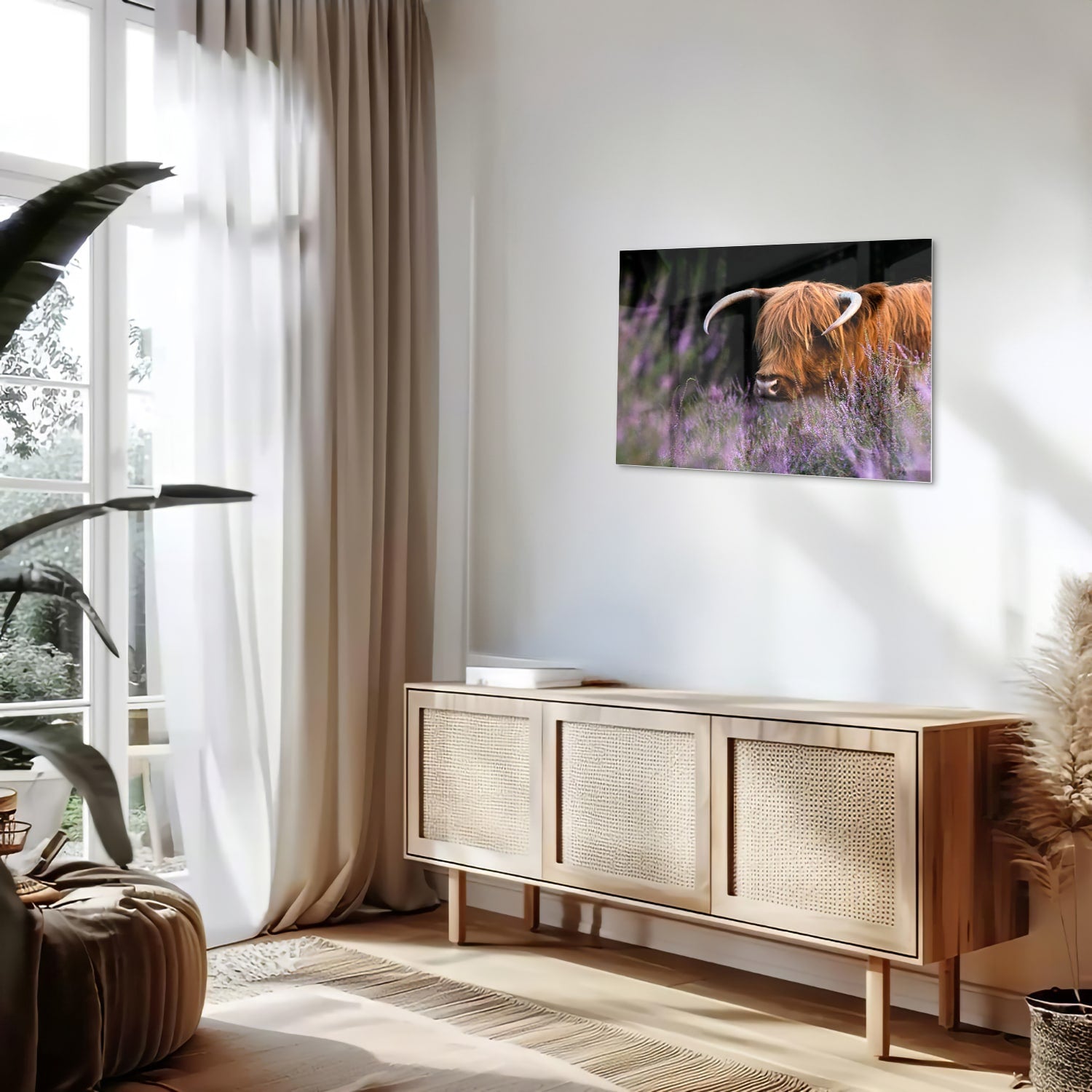 Glazen schilderij van een Schotse Hooglander met lavendel op de achtergrond.