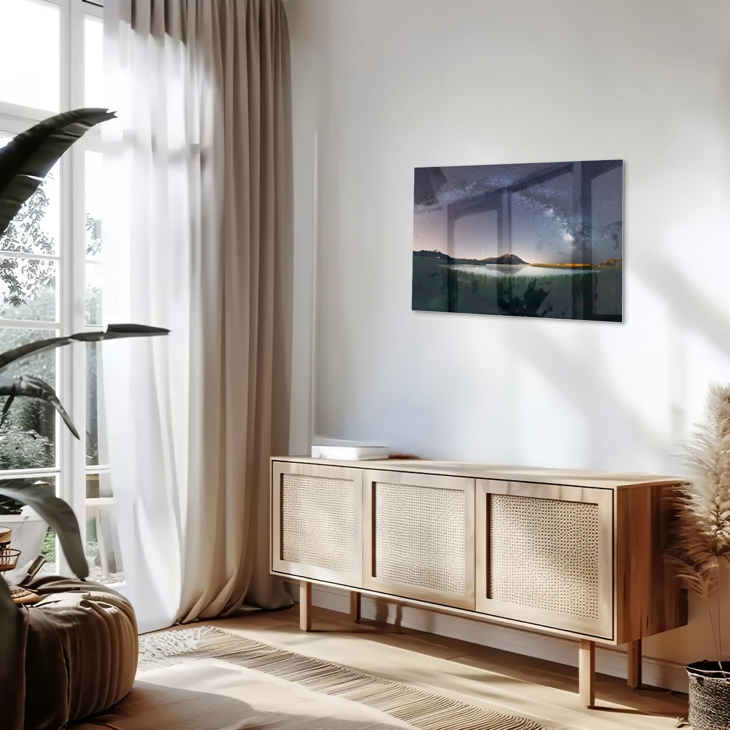 Glazen schilderij met sterrenhemel en bergen aan de wand