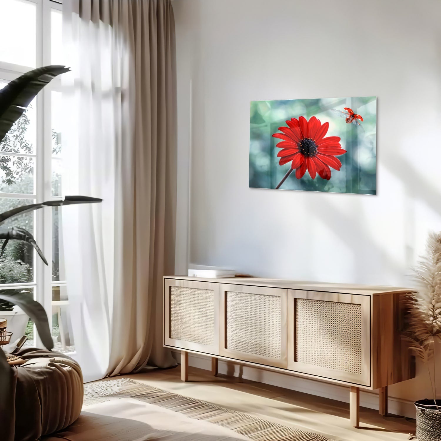 Glazen schilderij van een felrode dandelion tegen een zachte groene achtergrond.