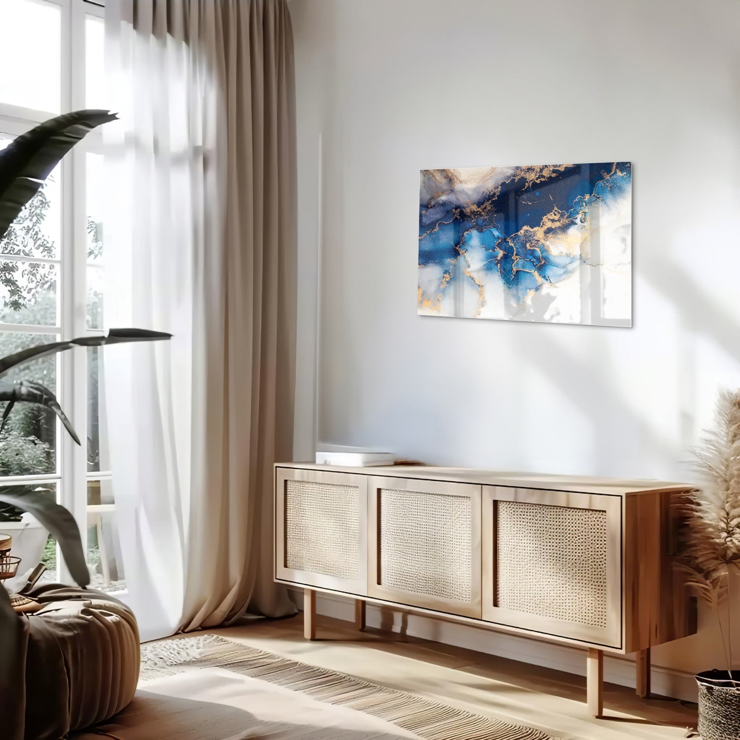 Prachtig glazen schilderij met blauwe en gouden patronen aan de muur.
